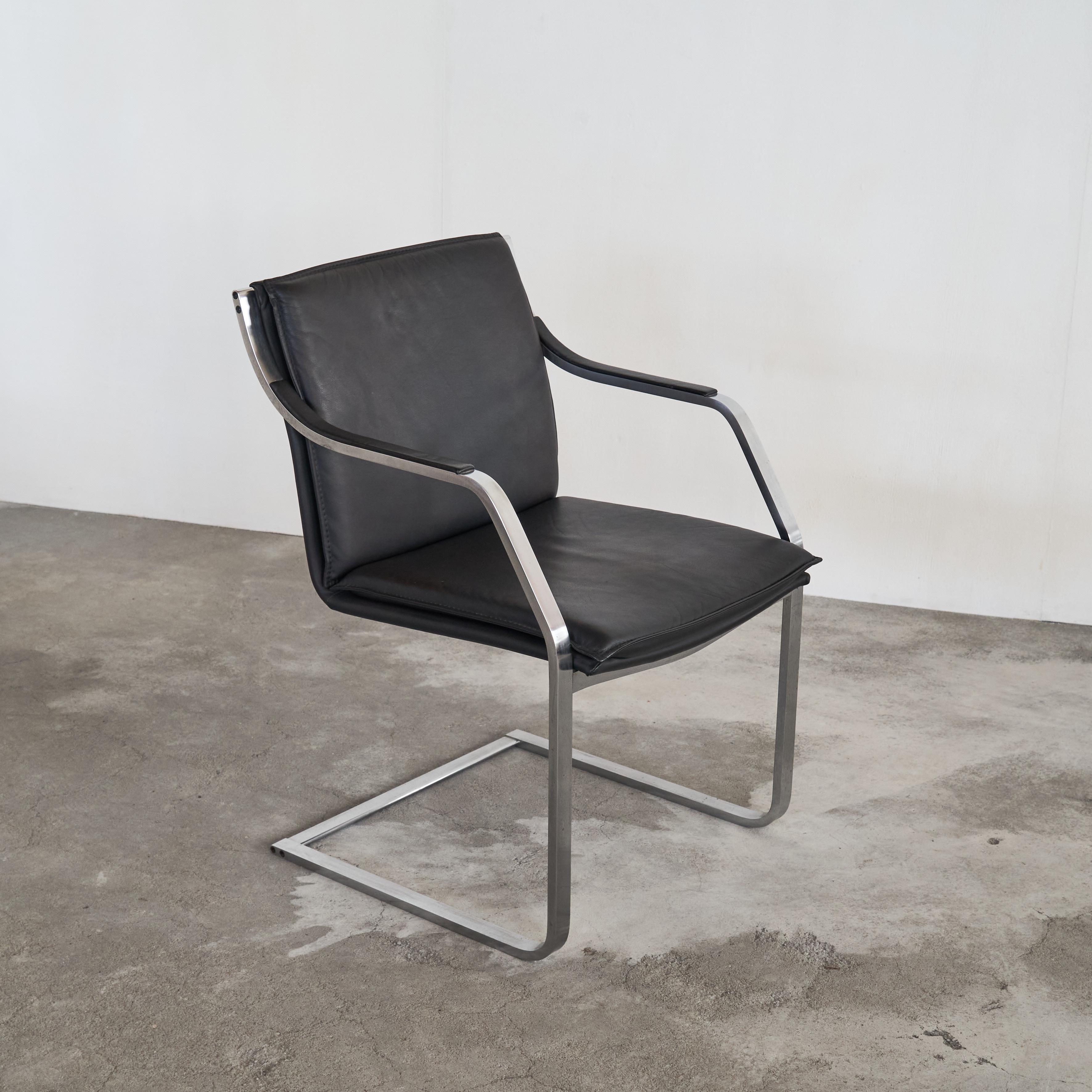 Rudolf Bernd Glatzel Armchair in Steel and Leather for Walter Knoll 1970s.

Very heavy and high quality armchair by Rudolf Bernd Glatzel for Walter Knoll Art Collection, made in the 1970s. The chair features a modern and timeless appearance, due to