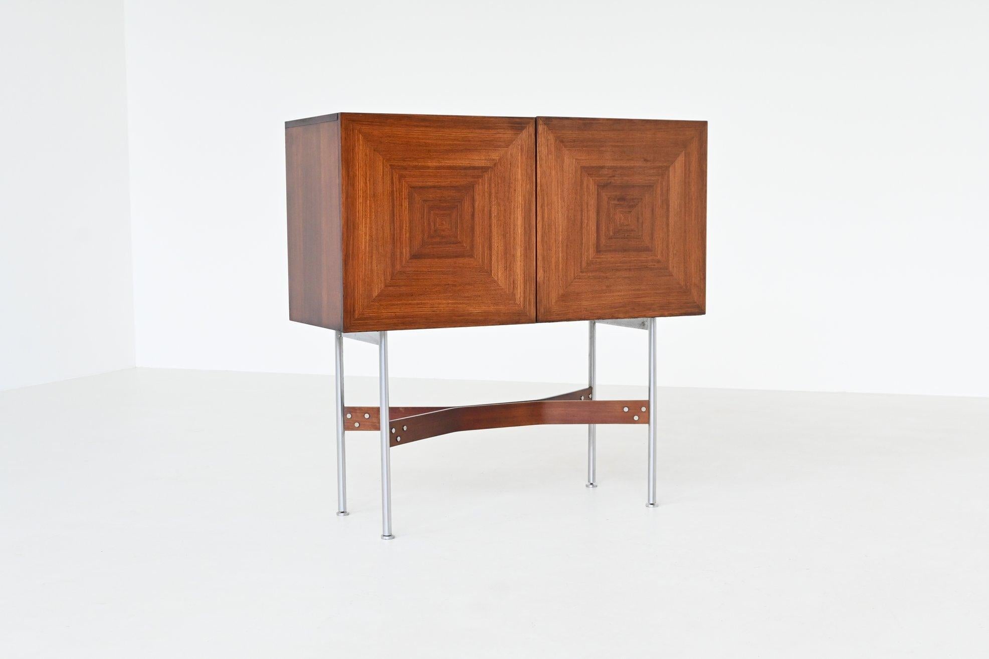 Ein seltener und raffinierter Barschrank, entworfen von Rudolf Bernd Glatzel und hergestellt von Fristho Franeker in den Niederlanden, 1956. Dieses Stück ist ein Markenzeichen des niederländischen Modernismus aus der Mitte des Jahrhunderts, das die