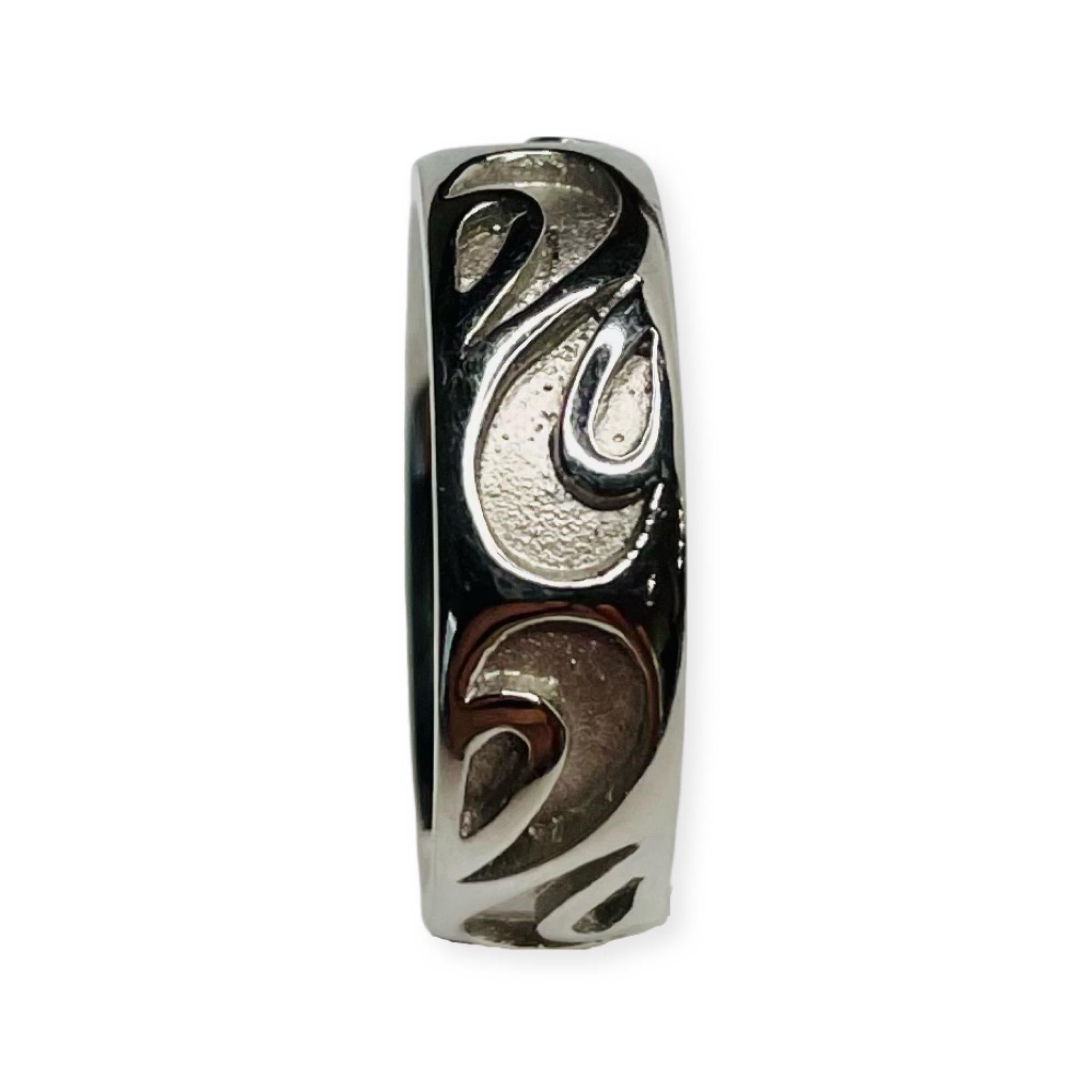 Rudolf Erdel Platinum Wedding Band. It is finger size 7.25 and can be sized for an additional charge. It is 6.0 mm wide. It has a swirl pattern and is matte finish and high polish.
100-100-210 