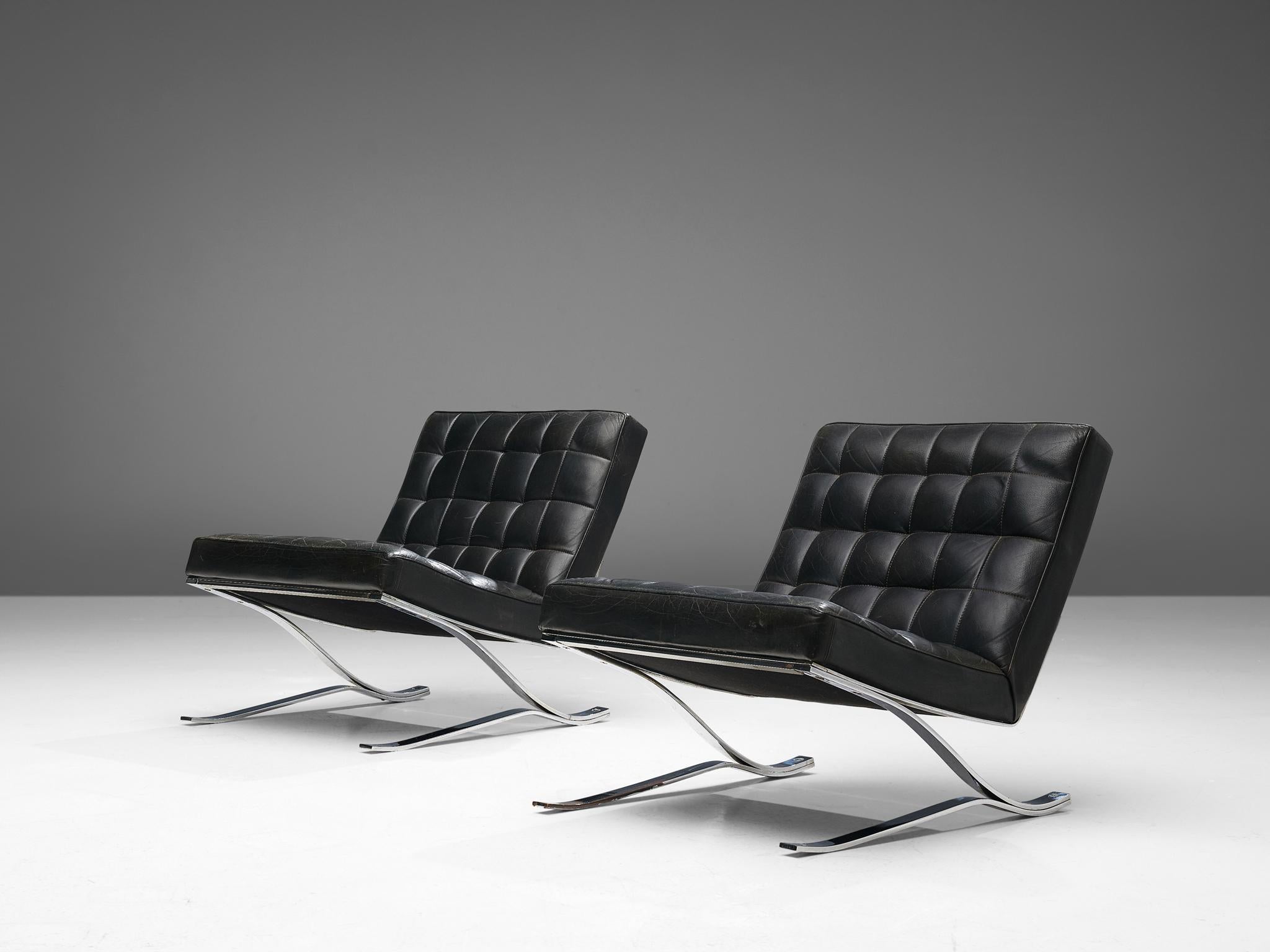 Rudolf Horn for Rölf Potsdam, cantilever lounge chairs, leather, chrome plated steel, Germany, design 1964 and manufactured in 1966

DDR-designer Rudolf Horn strongly admired the iconic ‘Barcelona chair’ designed by the renowned architect Ludwig