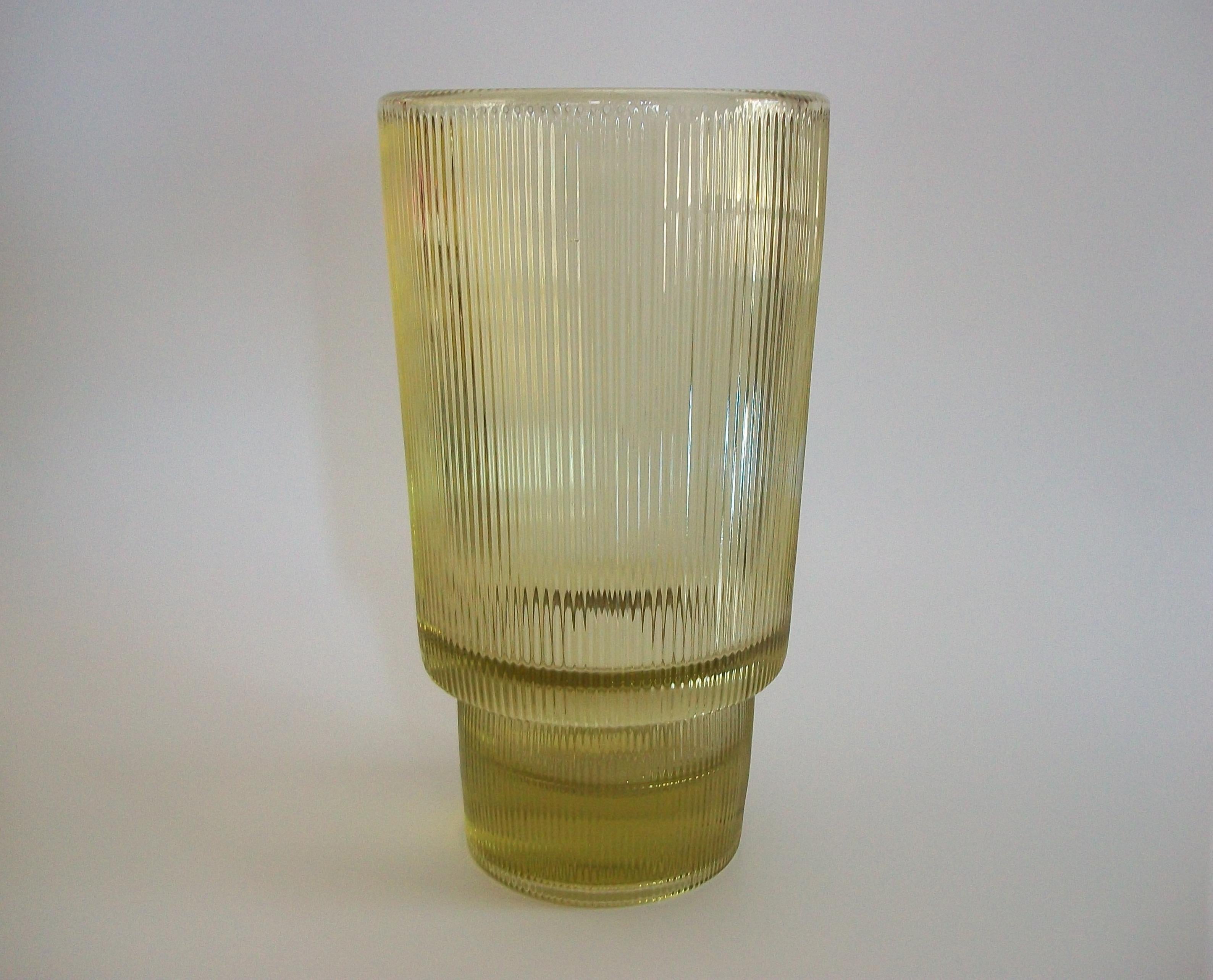 RUDOLF JURNIKL 1928-2010 (Designer) - ROSICE GLASSWORKS 1920-1996 (Produttore - Model No. 692) - SKLO UNION (Esportatore di vetro ceco) - Raro vaso in vetro pressato della metà del secolo scorso di uno dei più celebri artisti/designer cechi -