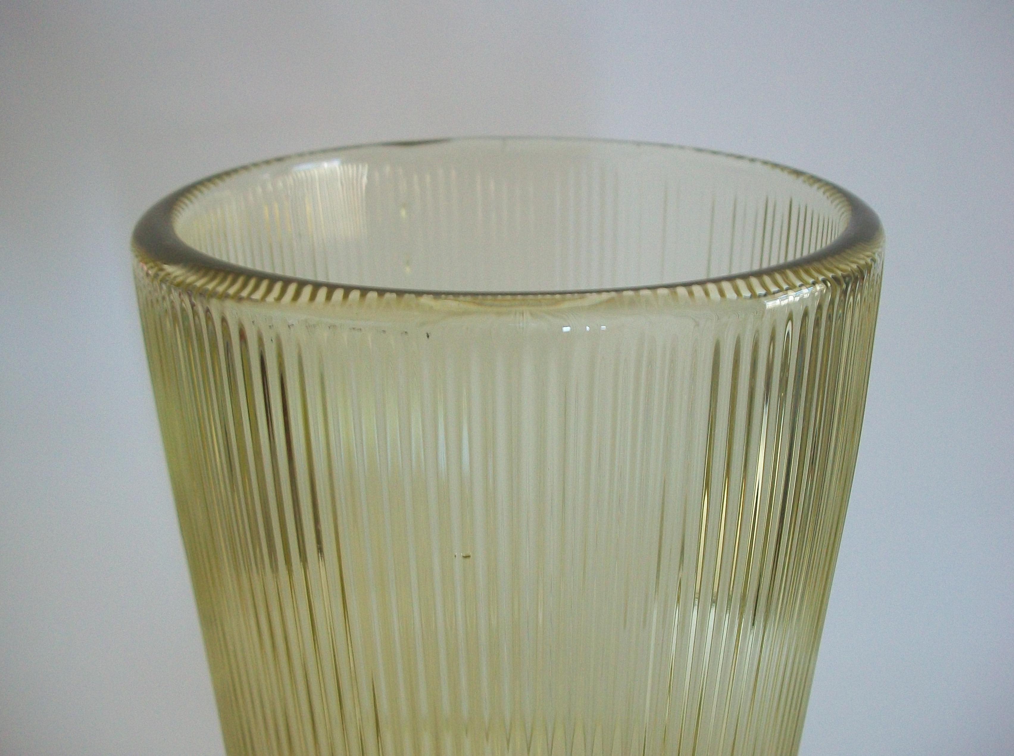 Pressato RUDOLF JURNIKL - Sklo Union Rosice #692 - Vaso in vetro pressato - Cechia - 1963 in vendita