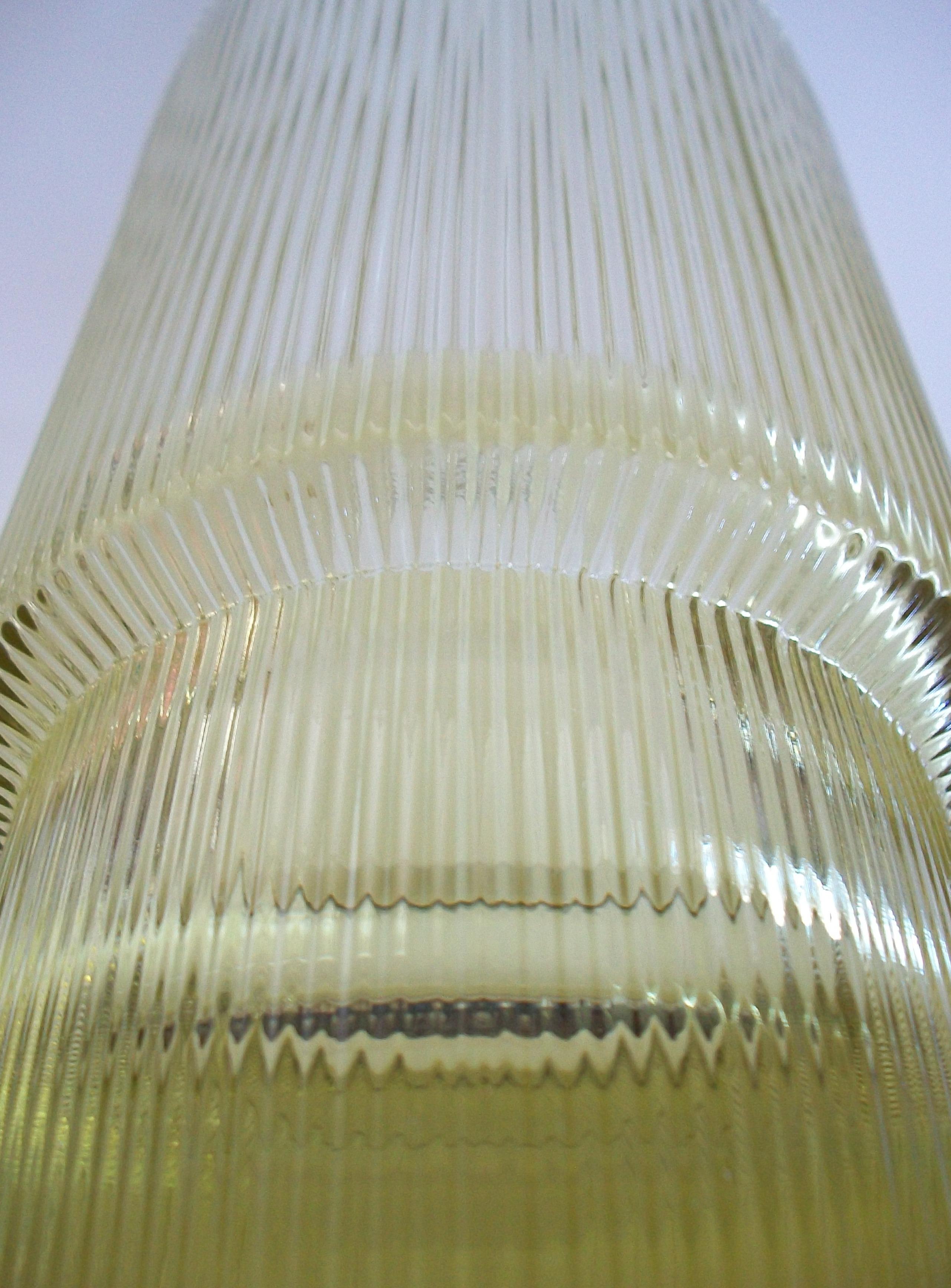 RUDOLF JURNIKL - Sklo Union Rosice #692 - Vaso in vetro pressato - Cechia - 1963 In condizioni buone in vendita a Chatham, ON