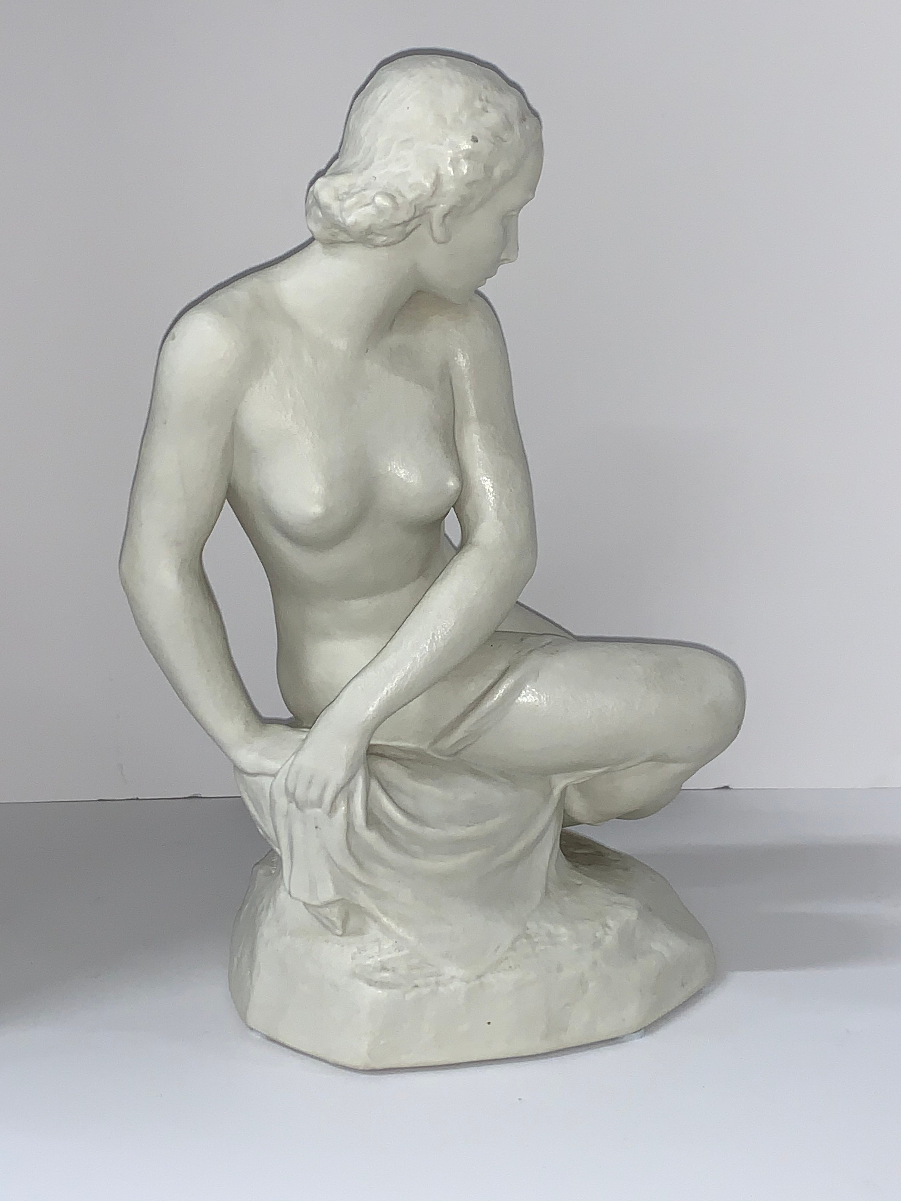 Una bella statuetta di porcellana o di tipo pariano di una donna nuda di Rudolf Kaesbach per Rosenthal. In ottime condizioni, firmato sulla base e marcato Rosenthal sul fondo. È alto 12 pollici, largo circa 8 pollici e profondo 6 pollici.
    