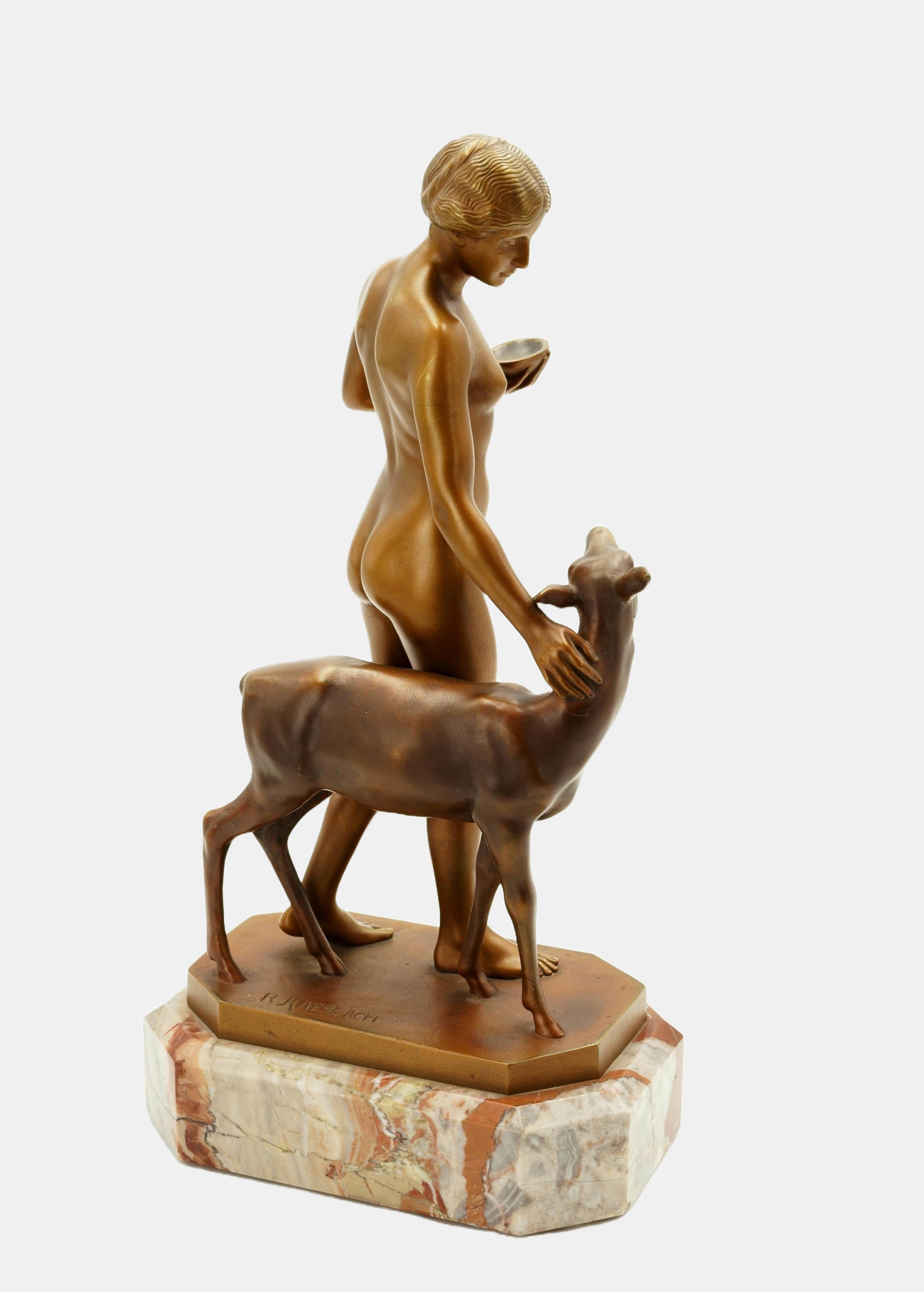 Rudolf Kaesbach (1873 Gladbach - 1955 Berlin), idylle forestière, vers 1915. Bronze, patine dorée et brun doré, avec socle en fonte, monté sur une base en marbre (5 cm de haut), hauteur totale 36 cm, dimensions du bronze : 31 cm (hauteur) x 17 cm