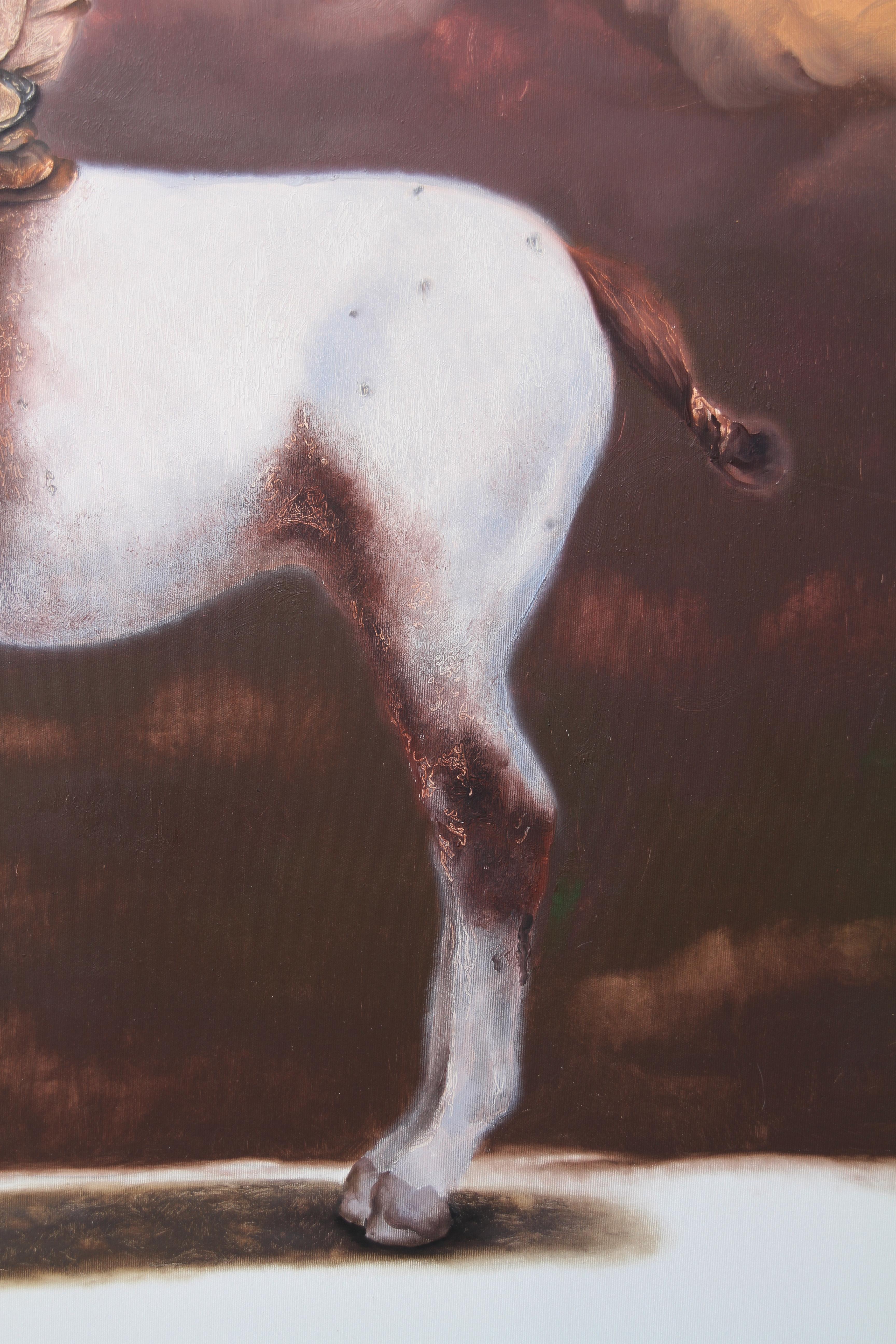 Una tranquila sensación de inevitabilidad impregna este encuentro surrealista entre caballo y jinete, suspendido contra un vasto cielo salpicado de nubes de color marrón rosado. La figura -un vaquero pequeño y contemplativo ligeramente encaramado a