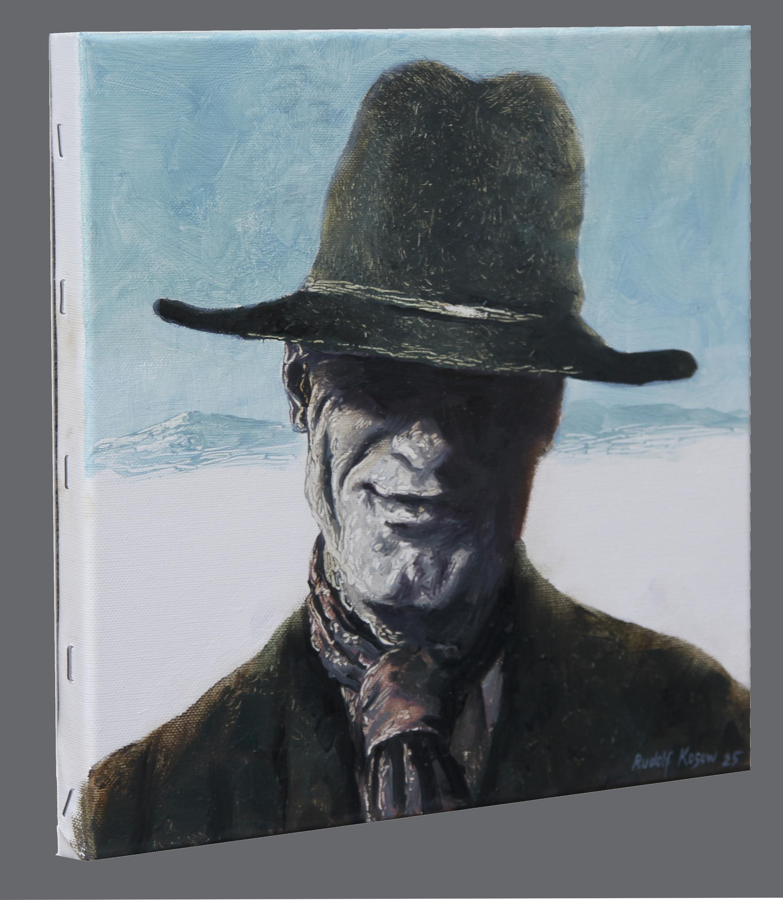 Un sourire tordu s'échappe de l'ombre d'un chapeau de cow-boy, jetant un malaise sous le ciel lumineux du désert. Dans Film Still #2, Kosow capture le côté sinistre de l'Amérique avec une précision cinématographique. Le personnage, bien que