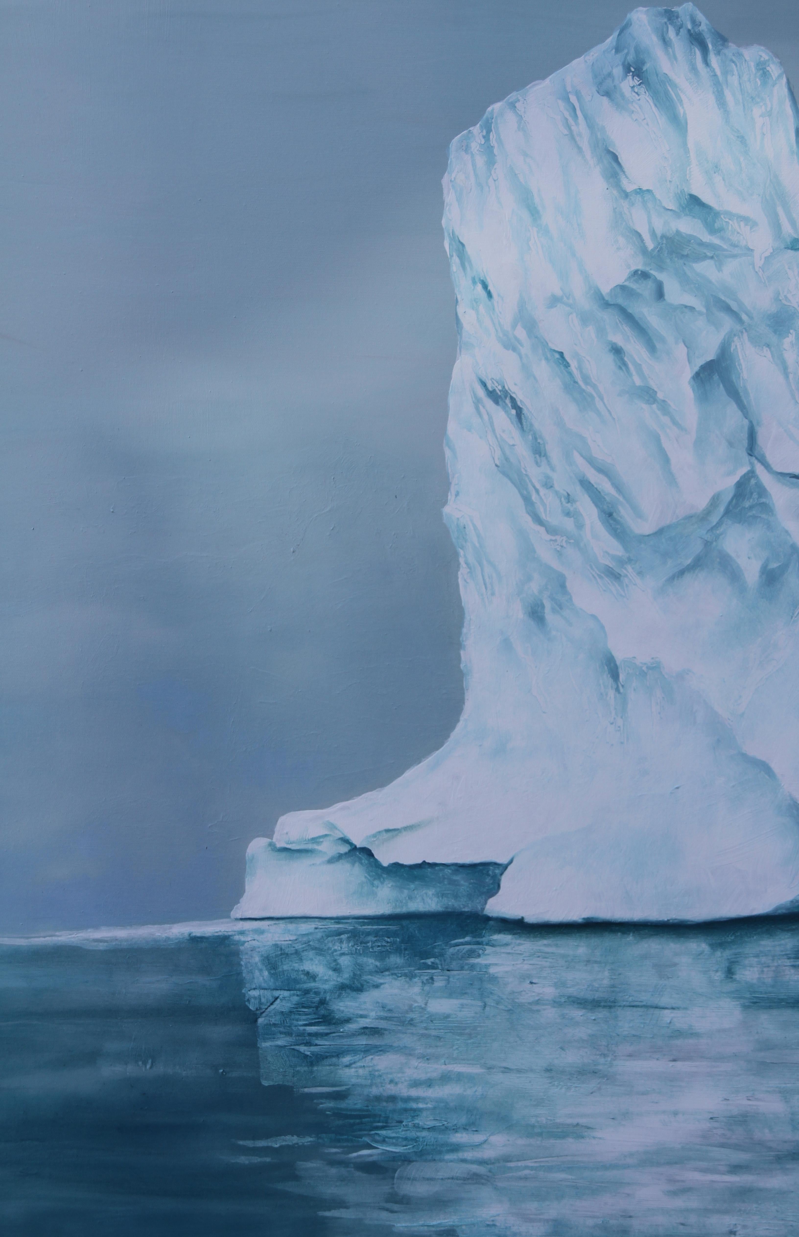 In HERMIT, uno scimpanzé solitario si aggrappa a un iceberg frastagliato, con la sua pelliccia scura che si staglia sulla vasta distesa di ghiaccio e acqua. La sua espressione è pensosa, quasi malinconica, come se fosse in bilico tra la