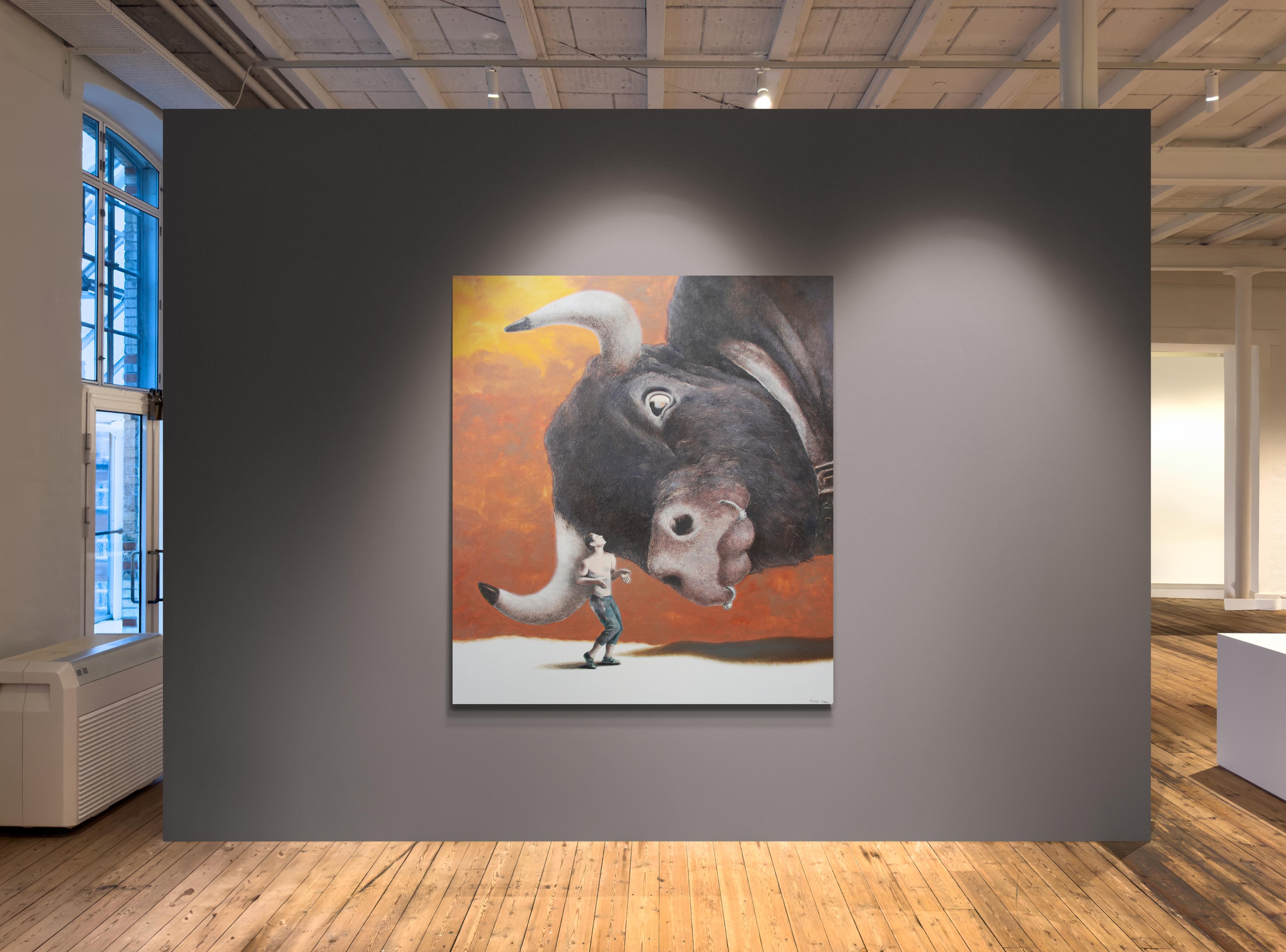 Eine junge Gestalt mit nacktem Oberkörper steht wie erstarrt unter dem kolossalen Kopf eines Stiers, dessen monumentale Form sich wie ein surreales Omen in die Szene neigt. Der Kontrast zwischen dem menschlichen Körper - zerbrechlich, zaghaft - und