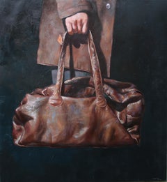 Holding Leather Bag (Braune Ledertasche surréaliste Ölgemälde Vintage dunkel)