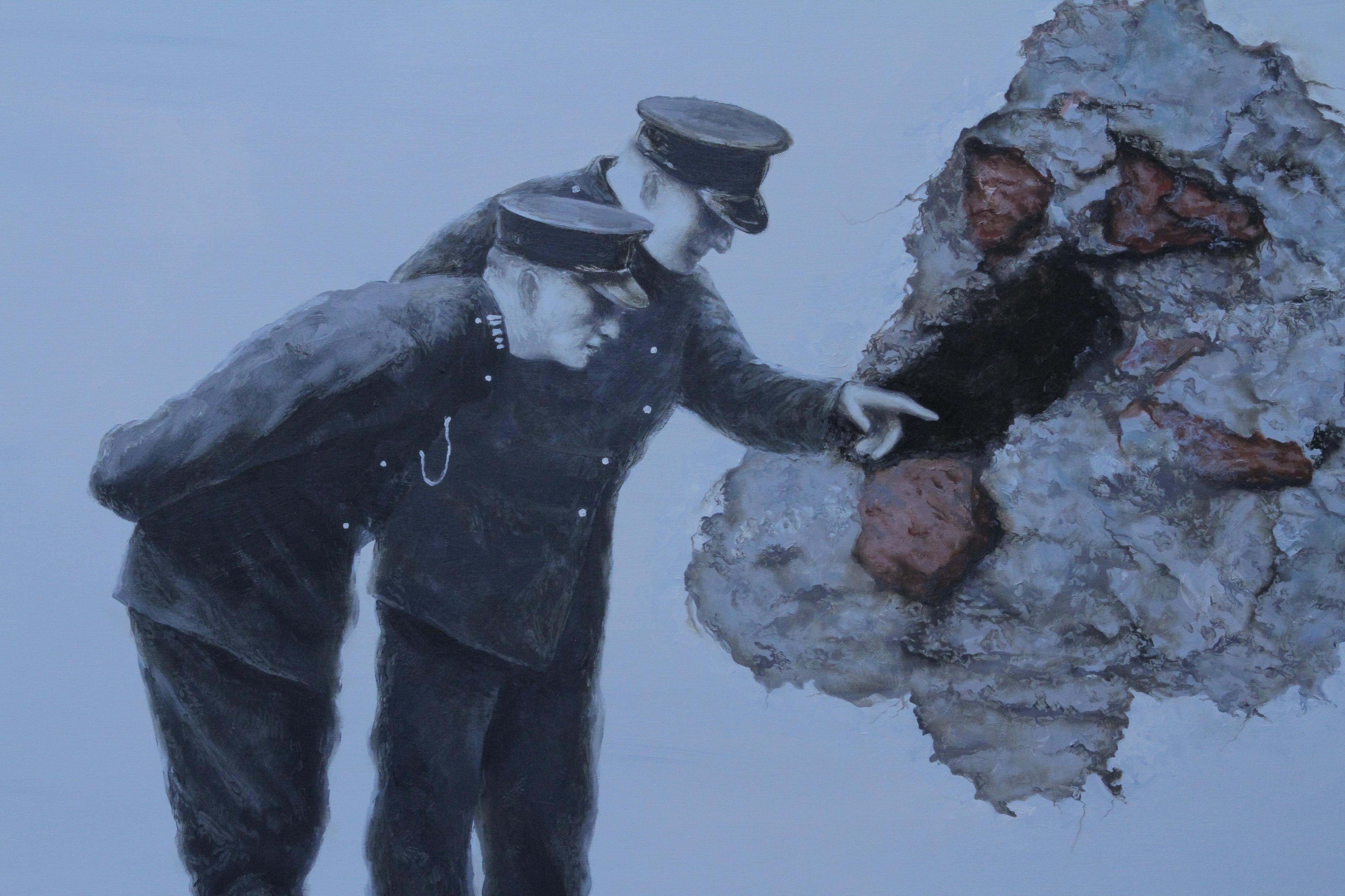 Ja, direkt hier Bob (surreales Gemälde, blau-graues Vintage-offiziere, Polizisten beim Verbrechen) – Painting von Rudolf Kosow