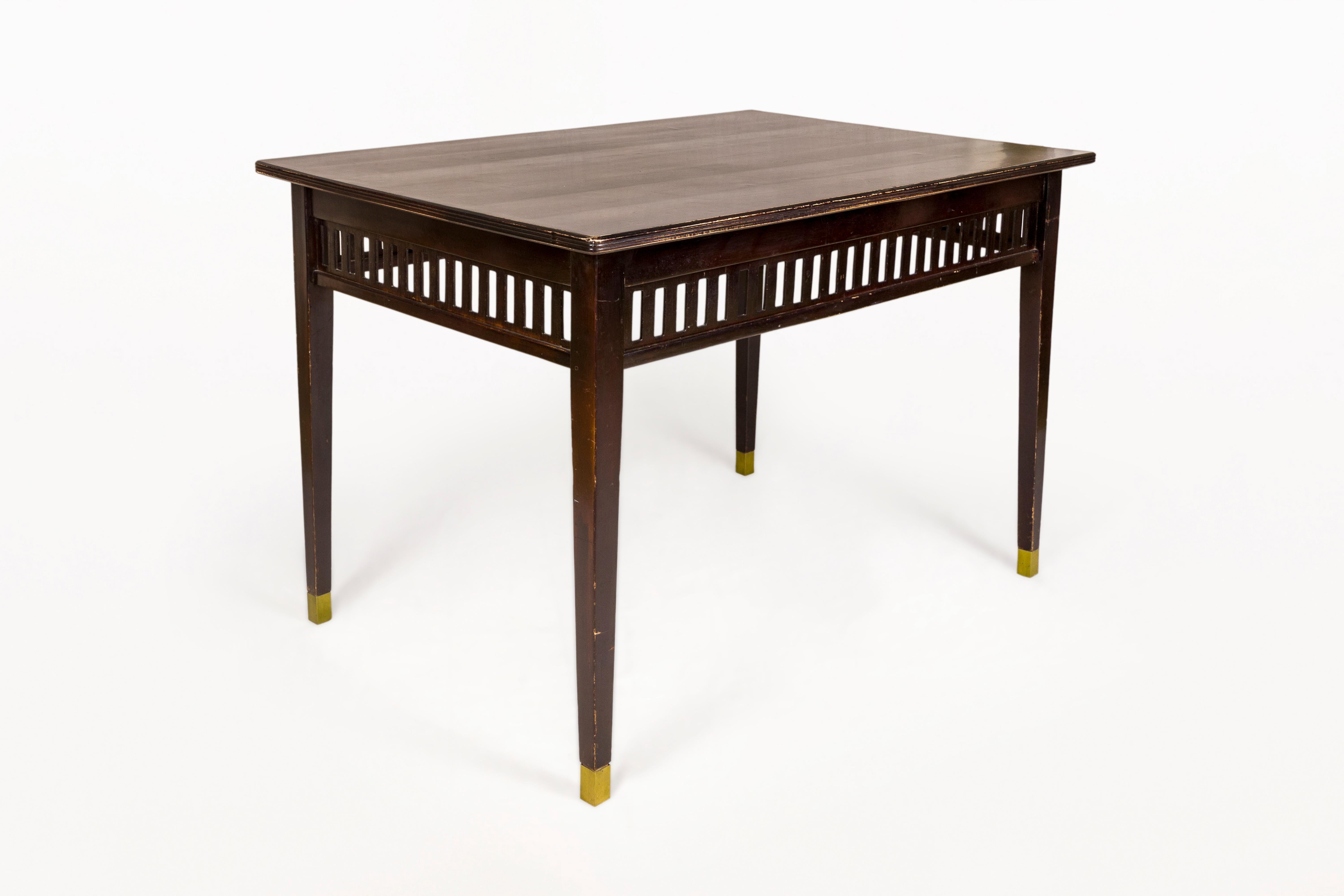 DESCRIPTION : Table centrale de Rudolf Lorenz pour Lorenz Mobel, Circa 1920, Autriche
Table centrale de la Sécession viennoise par Rudolf Lorenz pour Lorenz Mobel.
Table en bois ébonisé avec des détails en laiton nickelé et une frise à quatre