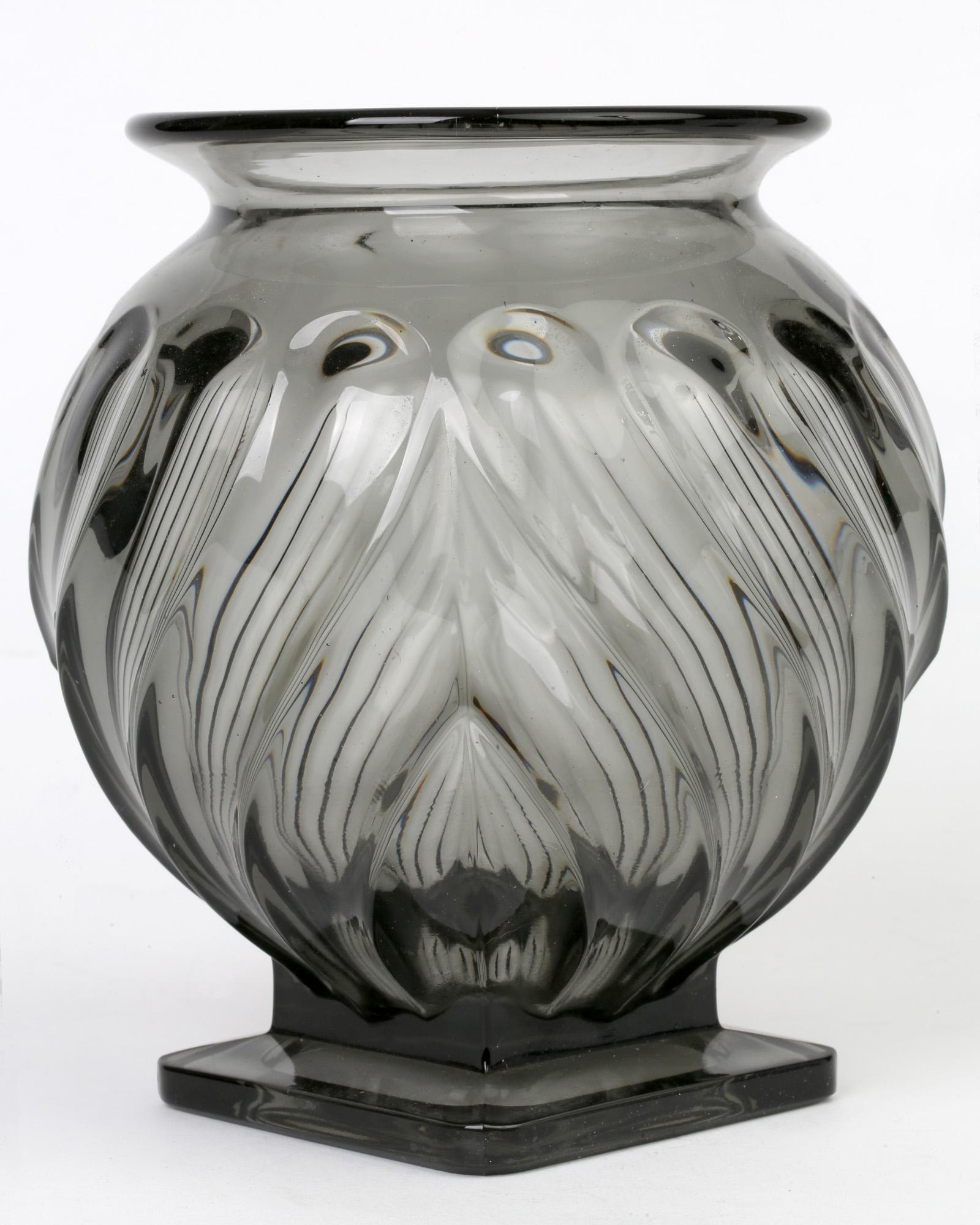 Art déco Rudolf Schrötter pour Inwald vase en verre Art Déco Gris Vert Moulure Moderne en vente