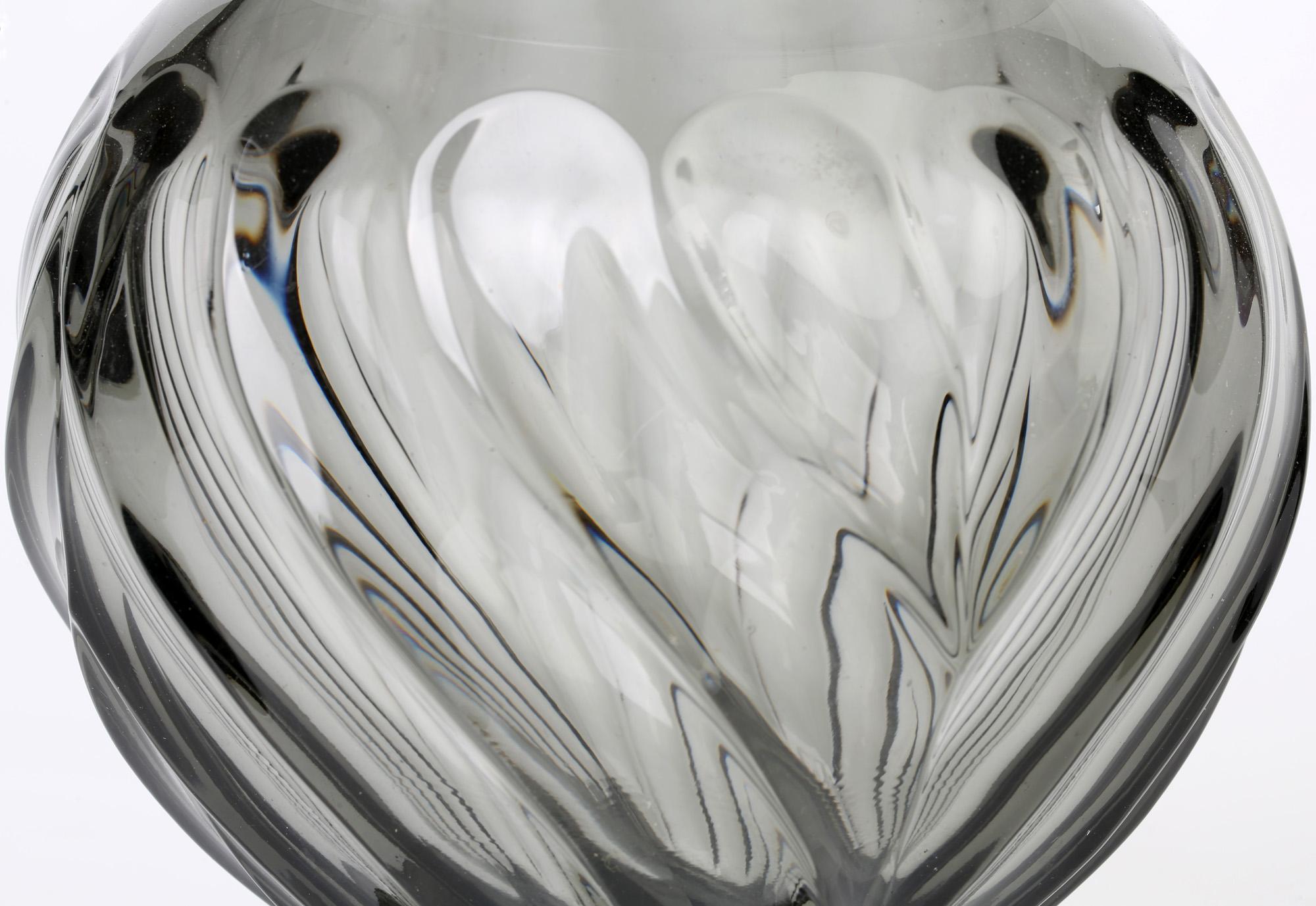 Moulé Rudolf Schrötter pour Inwald vase en verre Art Déco Gris Vert Moulure Moderne en vente
