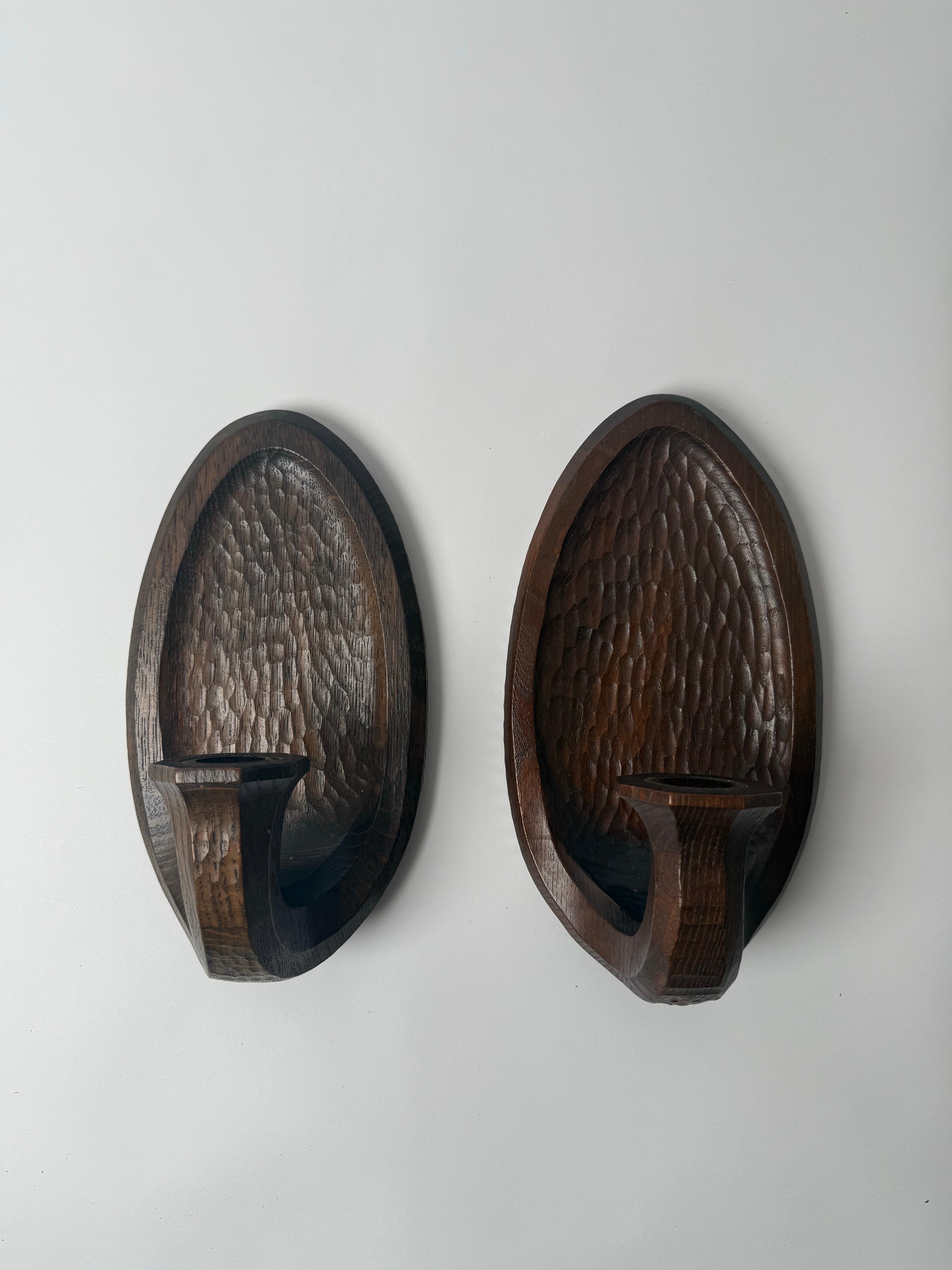 Diese seltenen Wandkerzenhalter sind etwas Besonderes und haben dekorative Eigenschaften für die klassischen Wände. Dieses Paar Wandkerzenhalter gehörte einer wohlhabenden anthroposophischen Familie. Das besondere Holz wurde meisterhaft im Stile