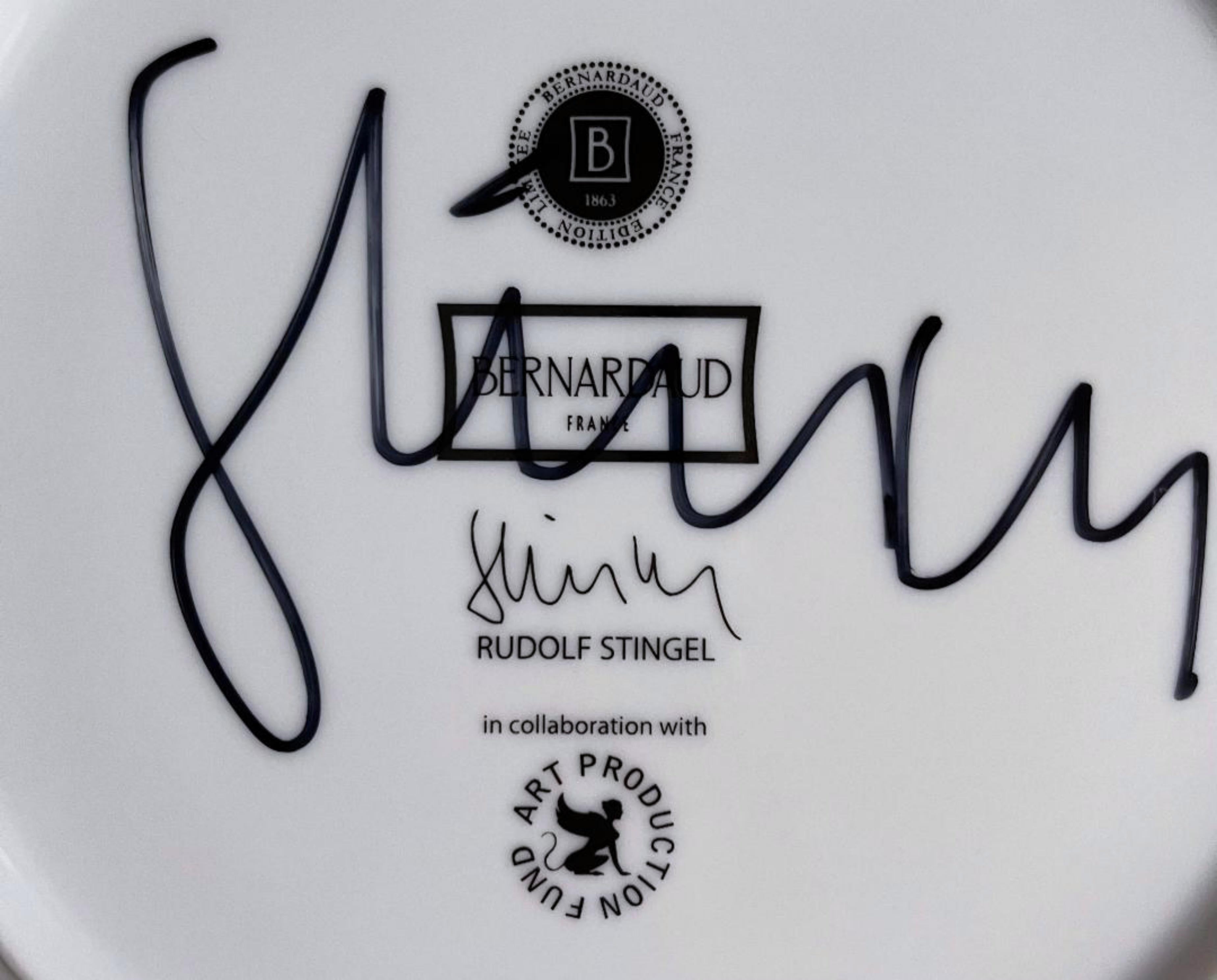 Rudolf Stingel 
Plaque du Fonds de production artistique (signée à la main), 2010
plaque 100% porcelaine (signée à la main par Rudolf Stingel)
10 1/2 de diamètre
Signé à la main par l'artiste, signé dans la plaque, Cette œuvre, exceptionnellement,