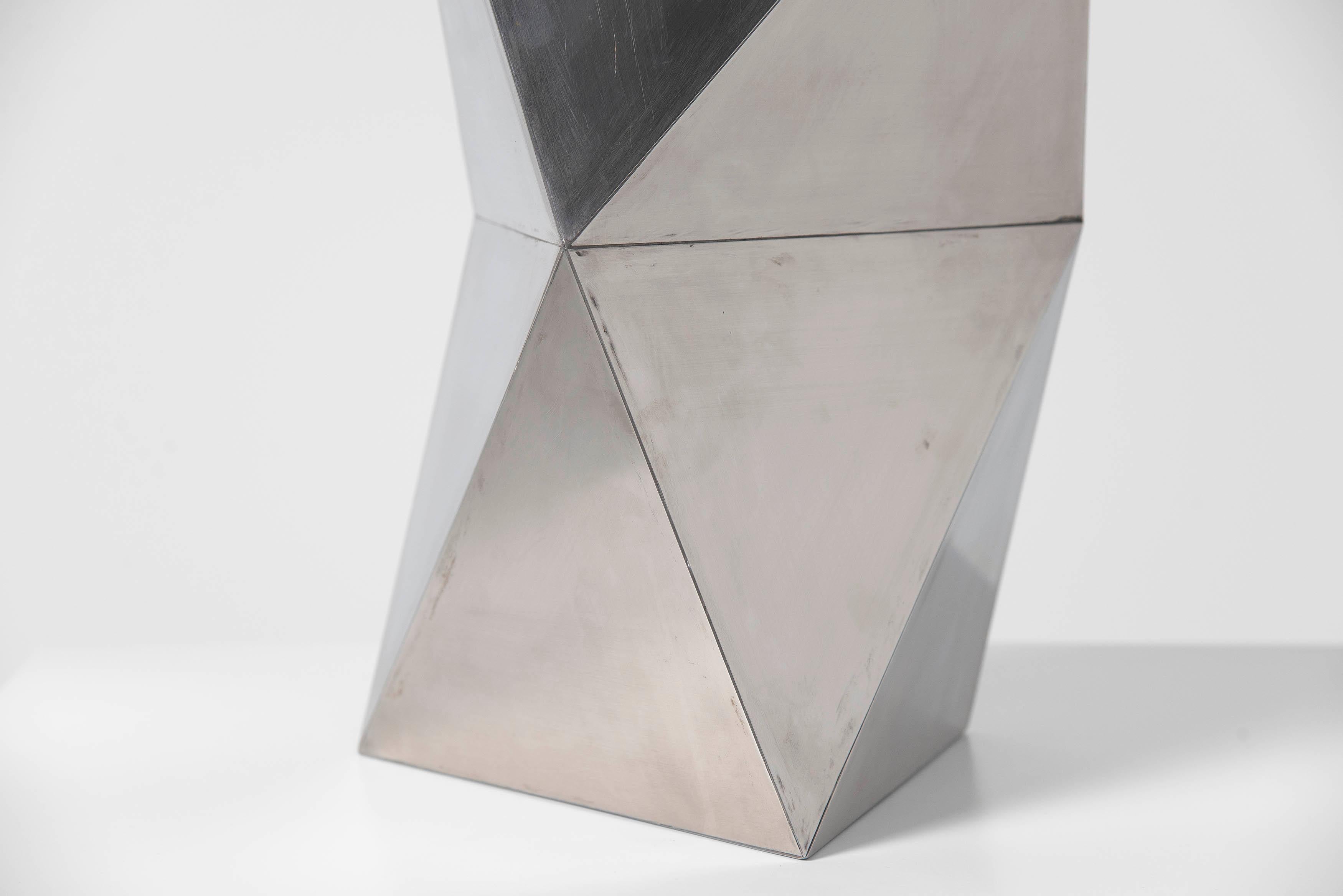 Très belle sculpture géométrique abstraite en acier inoxydable conçue par Rudolf Wolf et fabriquée dans son propre atelier en 1981. Cette sculpture est l'une des nombreuses que nous avons acquises auprès de l'ancien libraire de Rudolf Wold, qui a