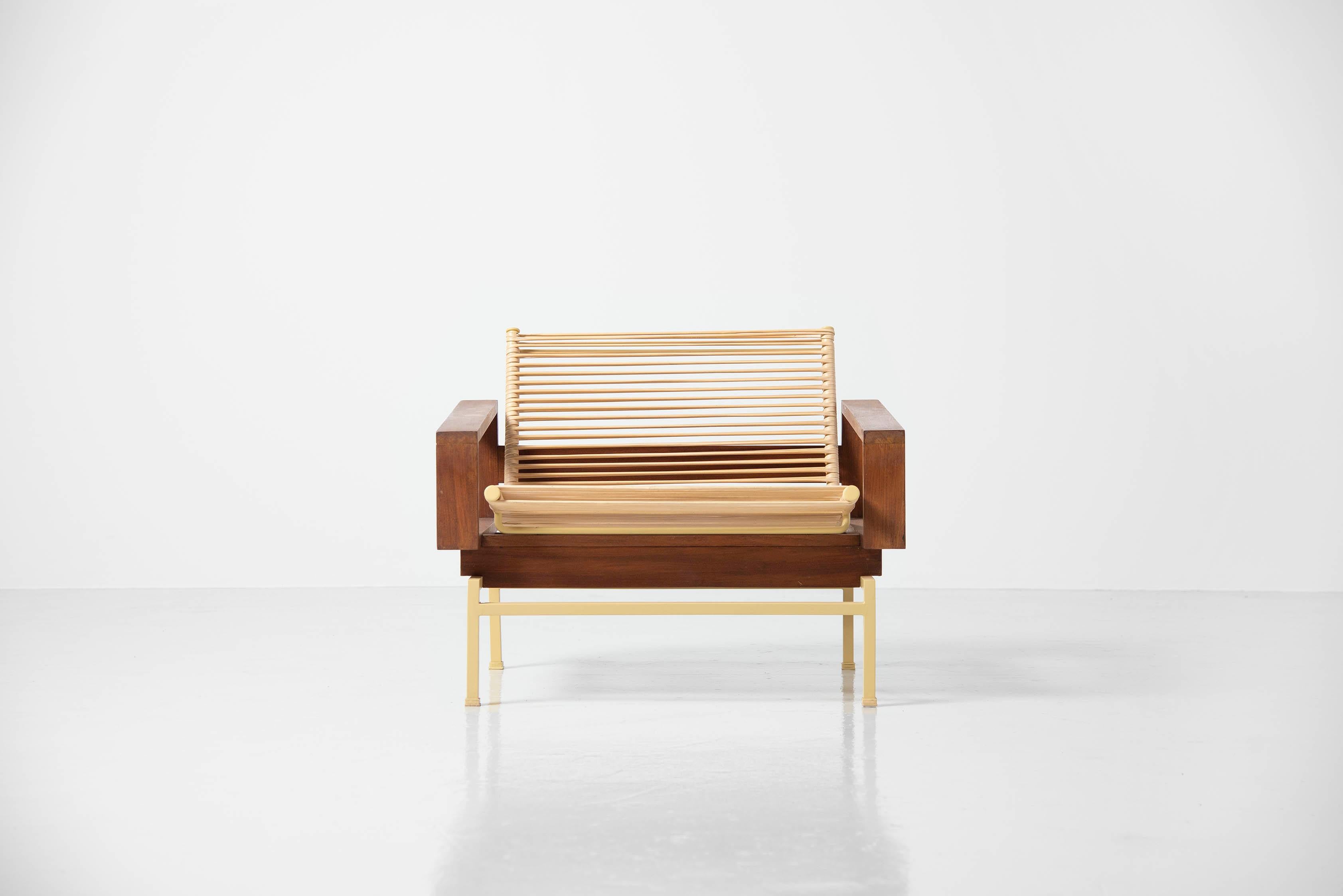 Extrêmement rare et exquise chaise longue modèle 183 'Miami' conçue par Rudolf Wolf et fabriquée par Rohé Noordwolde, Hollande 1960. Cette superbe chaise présente une combinaison étonnante de matériaux qui la rendent très extraordinaire. Je n'ai