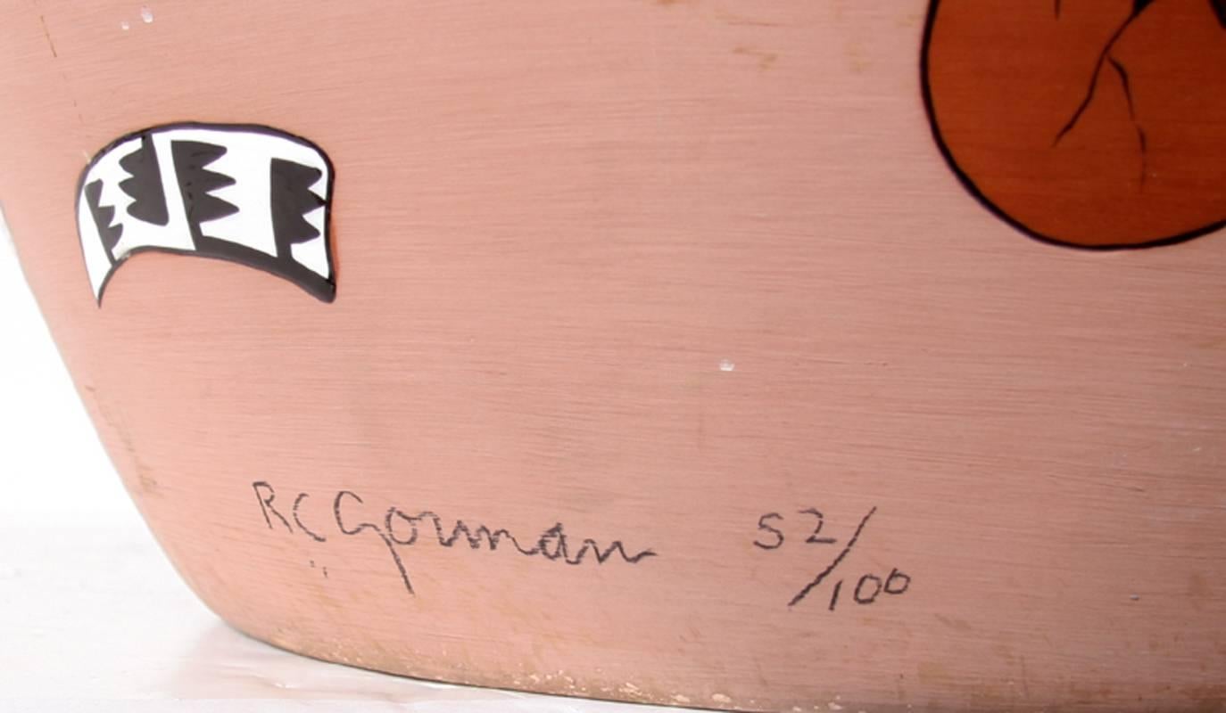 Künstler: R.C. Gorman, Amerikanischer Ureinwohner (1931 - 2005)
Titel:	Scherbenpflücker
Jahr: 1996
Medium:	Glasierte Terrakotta-Keramik, signiert, betitelt und nummeriert
Auflage:	52/100
Größe: 20,5 x 19,5 x 20 Zoll (52,07 x 49,53 x 50,8 cm);
