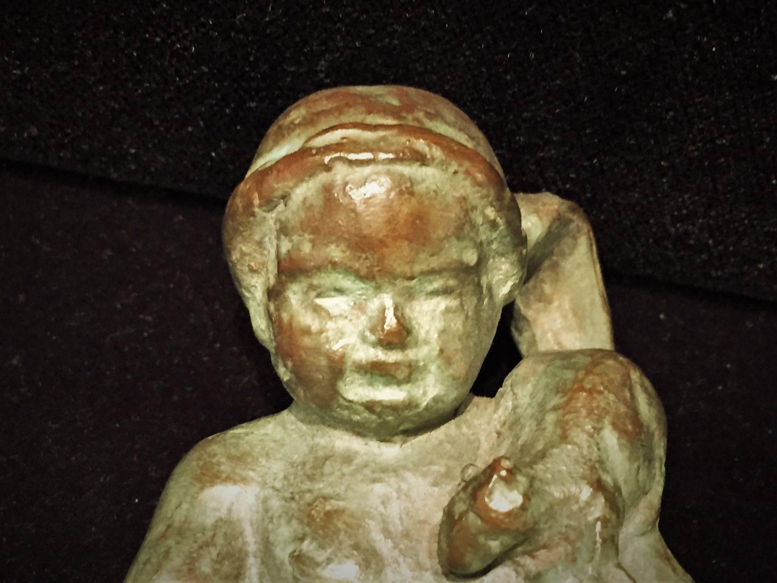 Patiné Enfant Nourrissant un Écureuil, Sculpture en Bronze Art Déco par Rudolph Henn, vers 1920 en vente