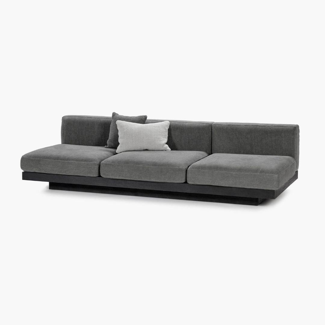 Minimalismo Divano a tre posti per interni Rudolph di Vincent Van Duysen, Made in Belgio in vendita