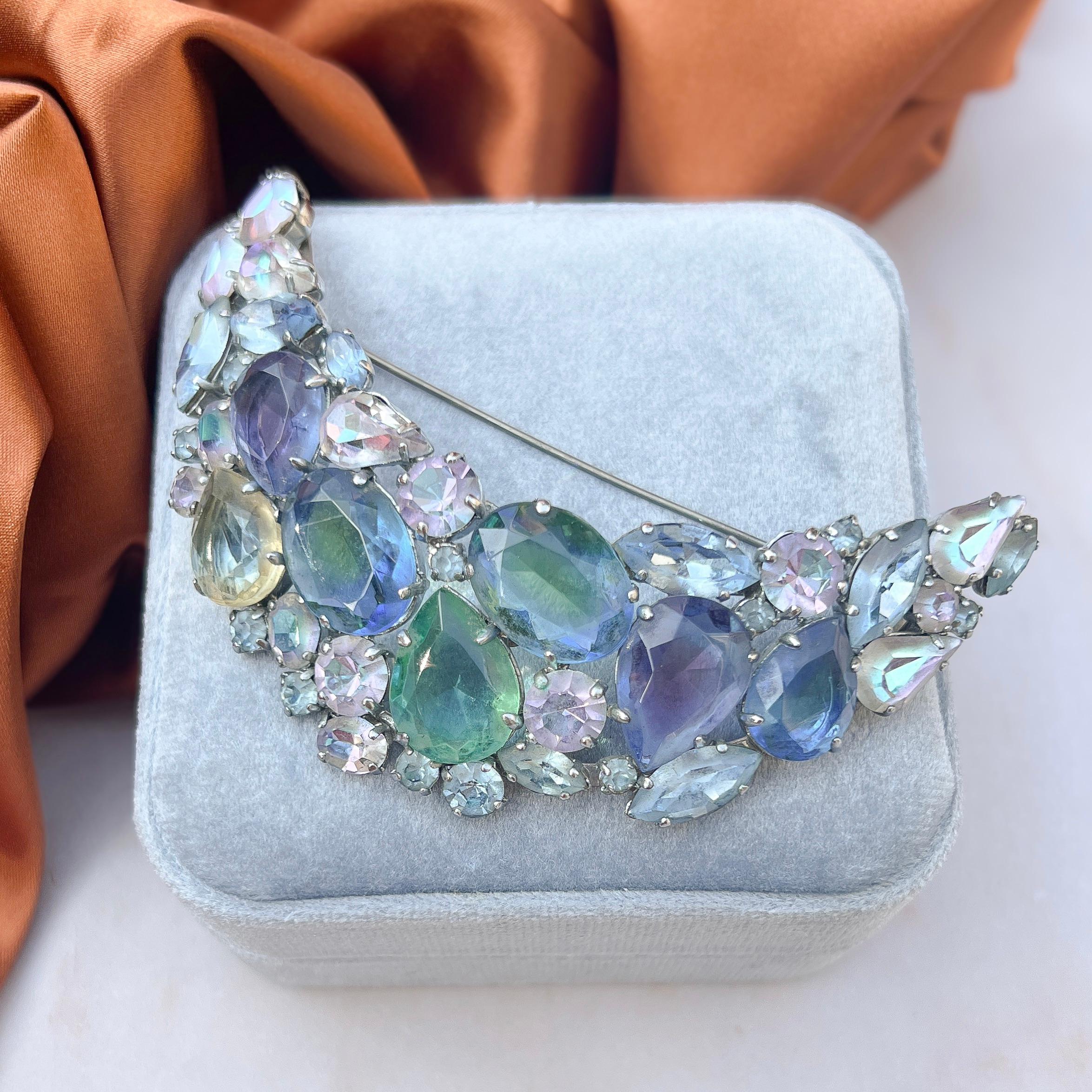 Este maravilloso broche es de una calidad y un diseño excepcionales. Fue creada a finales de los años 50 en Kaufbeuren, Alemania Occidental, por Rudolph Lucke & Co. 

Informe de estado:
Excelente

Los detalles...
Este broche de metal rodiado
