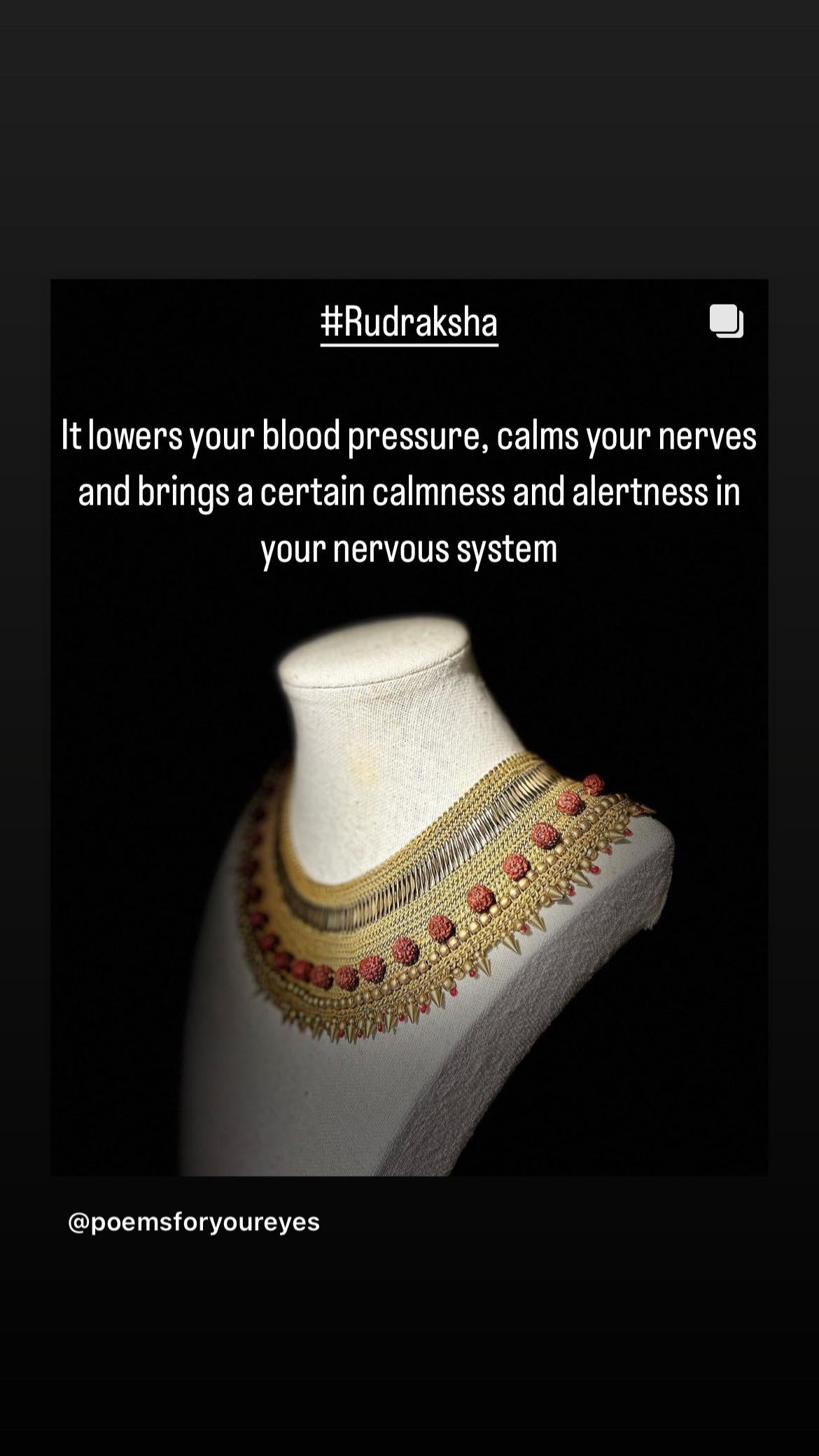 Rudraksha-Halskette - Rudraksha heilende Perlen und Rubin- Handgenäht mit Lackiertem Technik (Gemischter Schliff) im Angebot