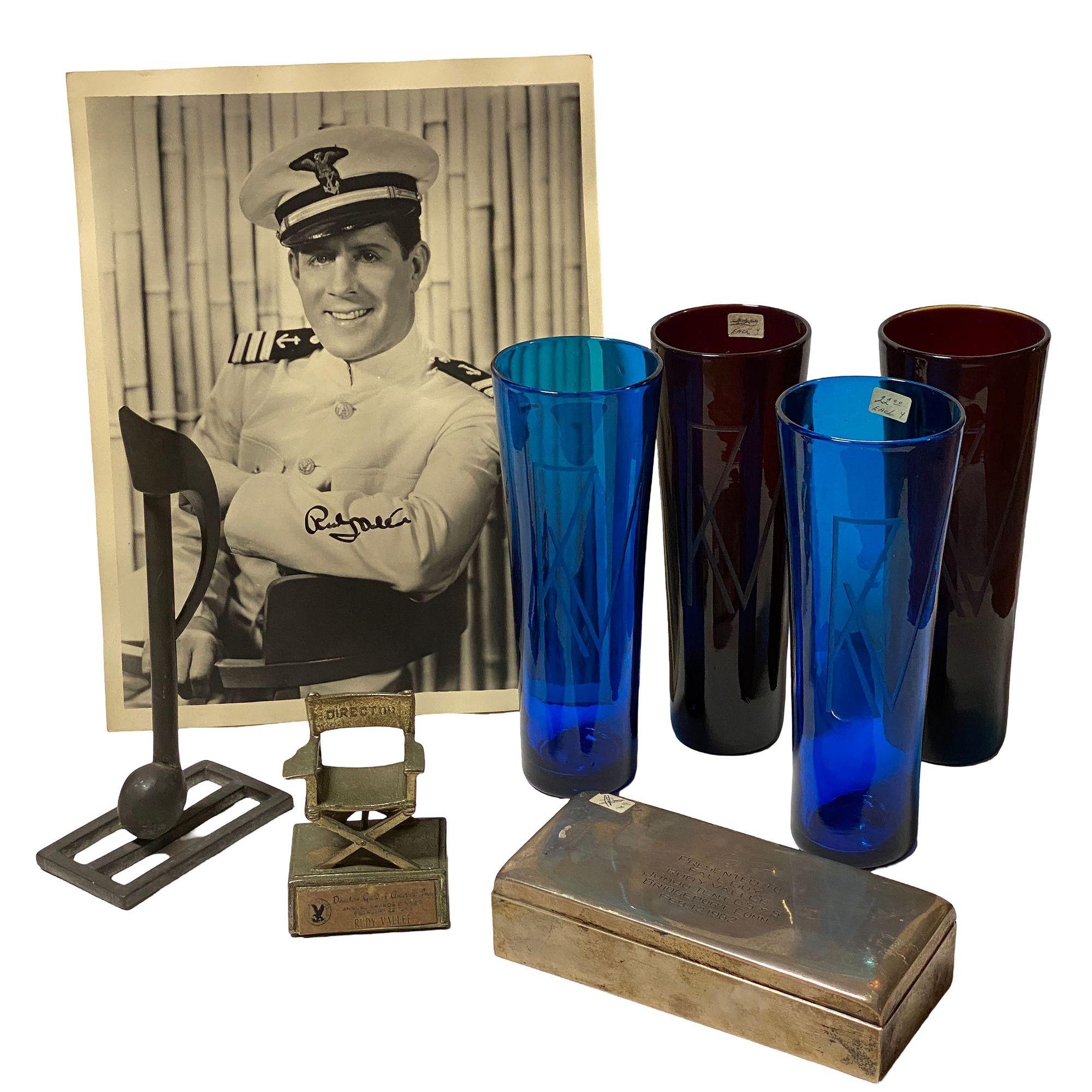 Rare occasion de posséder une collection de 9 effets personnels du célèbre musicien et acteur Rudy Vallee comprenant 4 verres à boire soufflés à la main avec ses initiales gravées sur les verres, des récompenses de la Directors Guild of America de