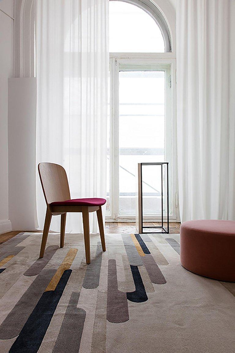 Inspired by the colors of nature

An attractive rug with a seemingly simple appearance, consisting of shifting horizontal stripes, is a reflection of contemporary ideas about democratic design and comfort. A balanced composition of color patches in