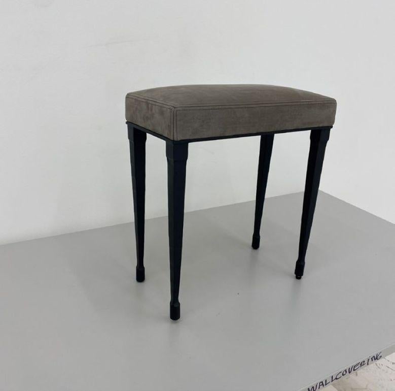 Inspiré par le néoclassicisme français du milieu du siècle, le banc Rue de Seine réimagine l'élégance d'antan avec des lignes audacieuses et épurées pour la maison d'aujourd'hui. Ancrée par une base en fer forgé à la main avec des textures subtiles