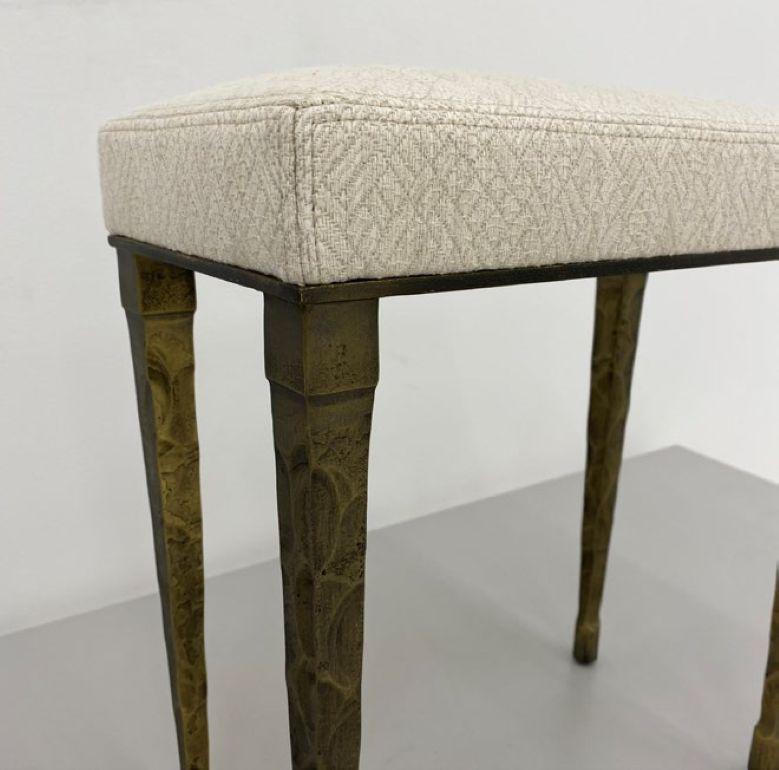 Ispirata al neoclassicismo francese di metà secolo, la panca Rue de Seine reimmagina l'eleganza del vecchio mondo con linee audaci e pulite per la casa di oggi. Ancorata a una base in ferro forgiato a mano con sottili texture a scaglie di mulino e