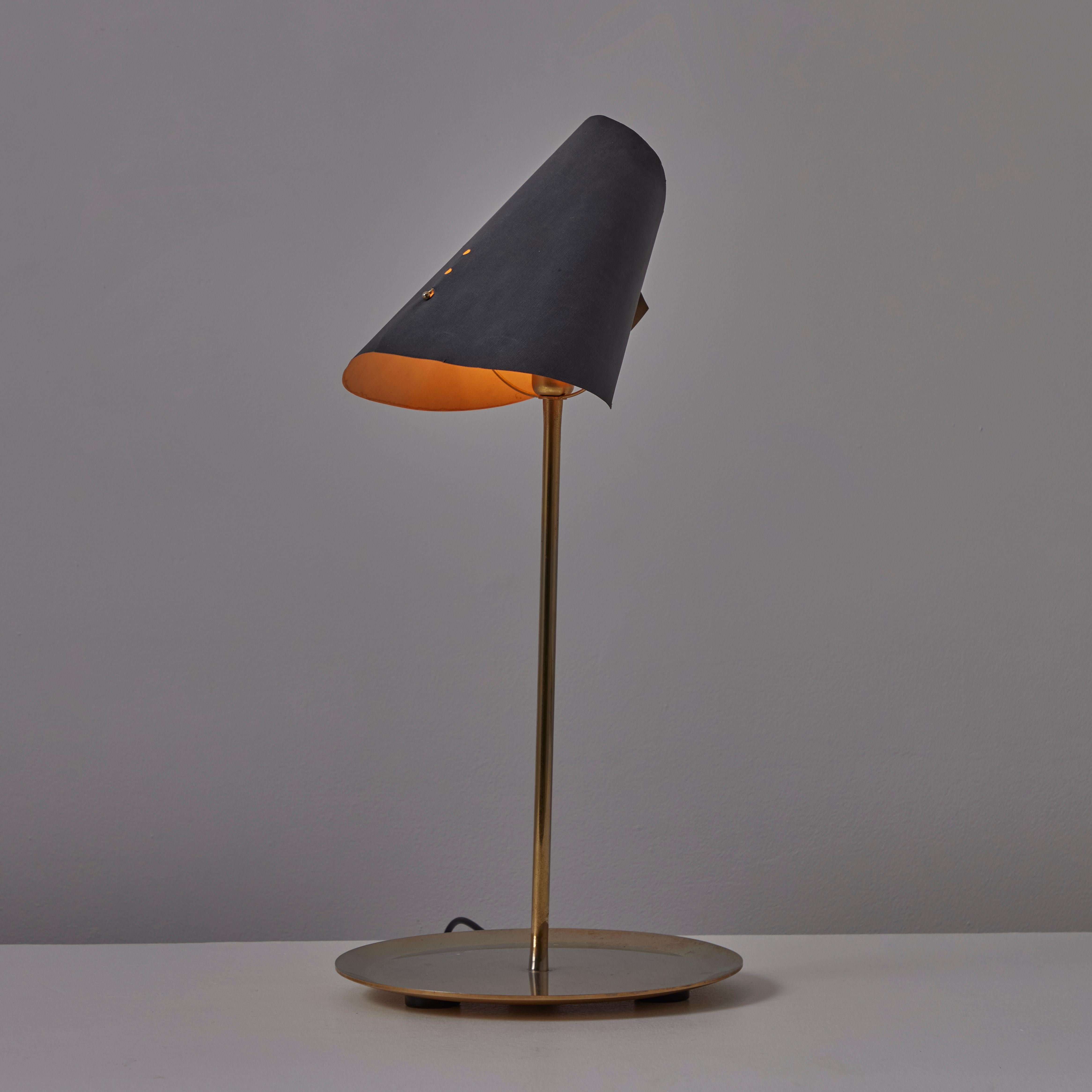 Lampe de table 'Rue Férou' par Man Ray pour Simon Gavina. Conçu et fabriqué en Italie, vers les années 1970. Un abat-jour en carton épais se plie sur un socle de table tout en laiton. La base en laiton est munie d'une lèvre extérieure. La lampe est