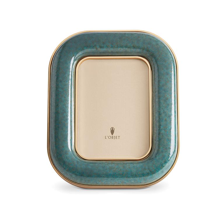 A beautiful pairing of the brand’s two master skills. A pillowed reactive-glazed ceramic framed on a gold-plated base. Available in three different finishes – blue, biscuit, and moss.