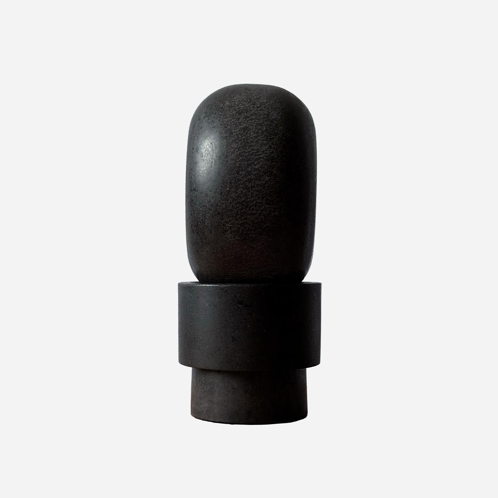 Rueda fa parte di Metates, un'opera composta da due sculture in pietra vulcanica che esplorano l'usura come traccia di una relazione: tra oggetti, tra persone, tra tempo e materia.

Ispirati ai metates o pietre da macina - strumenti presenti in