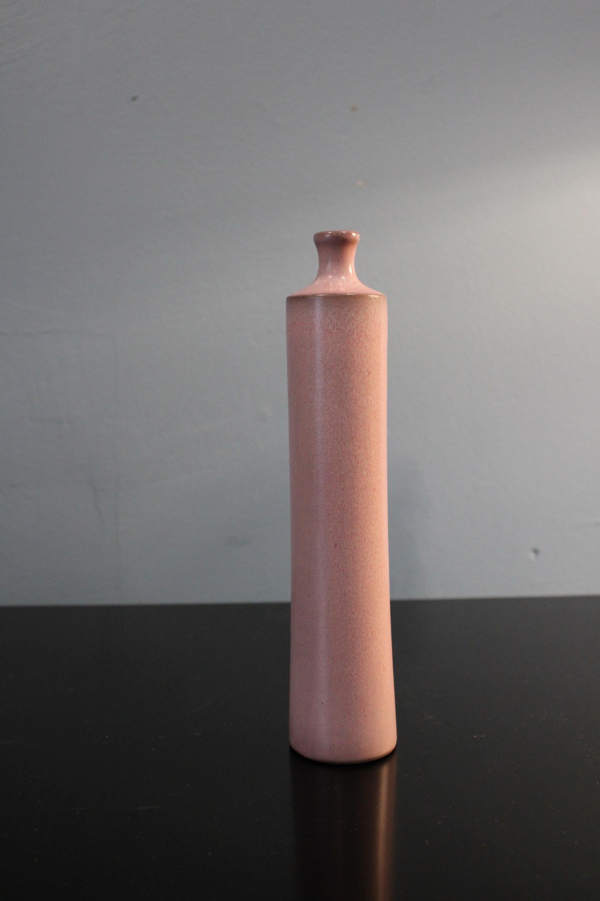 Bottle ceramic by Jacques (1926-2088) and Dani Ruelland (1933-2010).
Pink color.
Signed Ruelland under the base.
Circa 1960, France.
