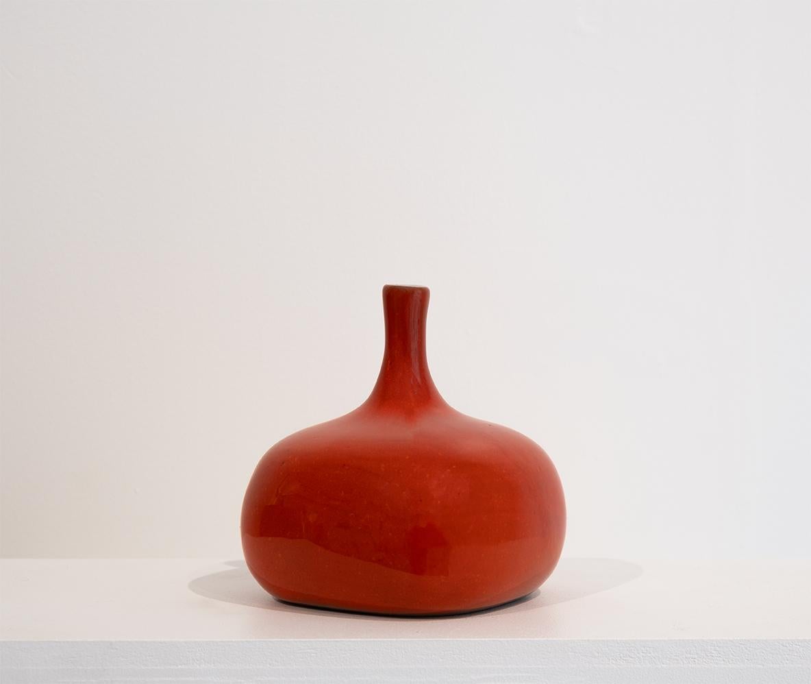 Jacques (1926-2008) et Dani (1933-2010) RUELLAND

​Beautiful Orange-red enamelled ceramic square vase.
Rare color for this collector's piece.

France, circa 1960

Signed

 Height : 5.3 in - Diameter : 4.6 in

Don't hesitate to contact us for a