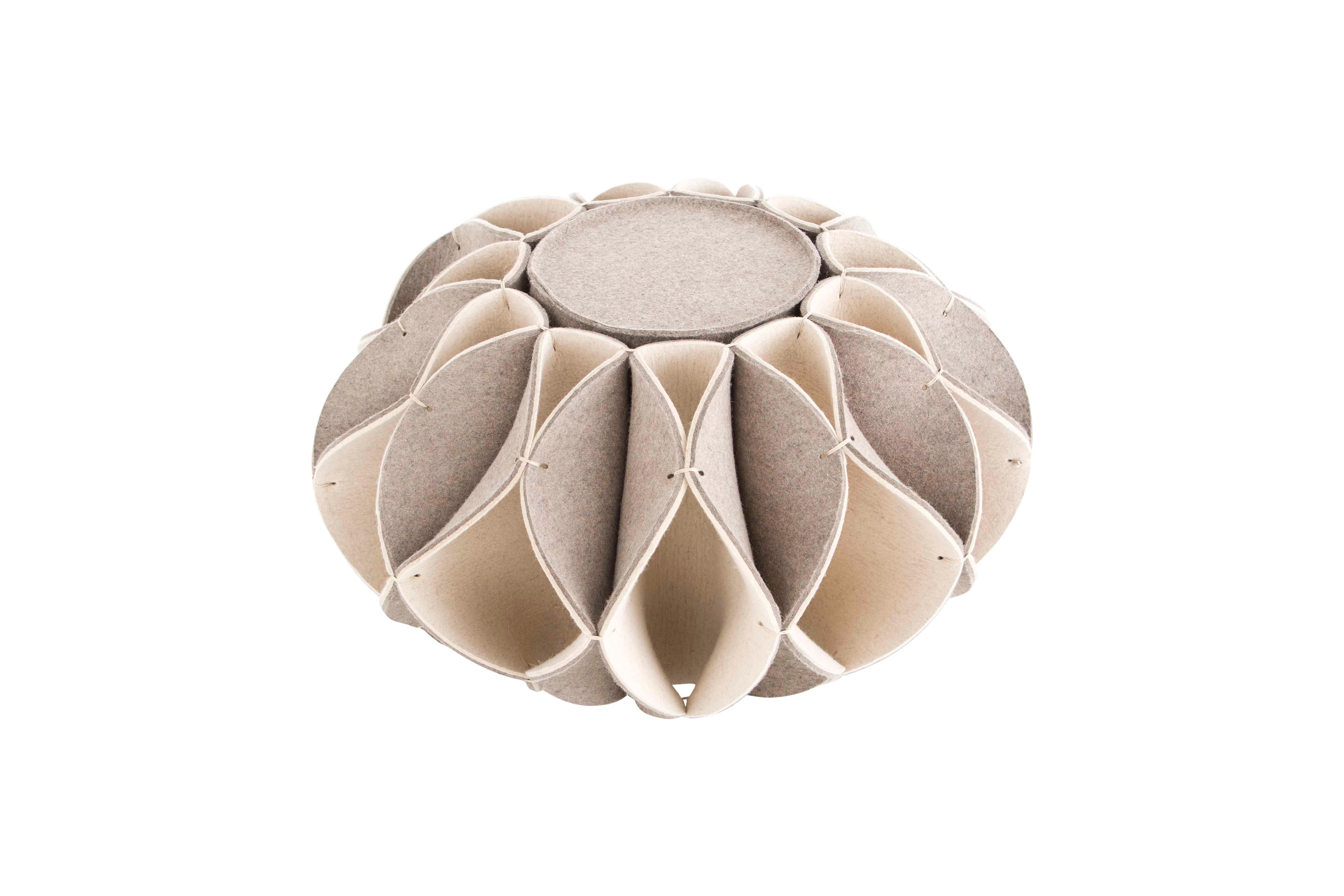 Pouf haut Gandia Blasco
Conception par Romero&Vallejo
Dimensions : L 70 x H 40 cm : L 70 x H 40 cm. 
Matériaux : Composition des fibres : 100% laine (feutre). 
Poids : 6 kg

Passion pour la vie au grand air, un rêve devenu réalité au bord d'une