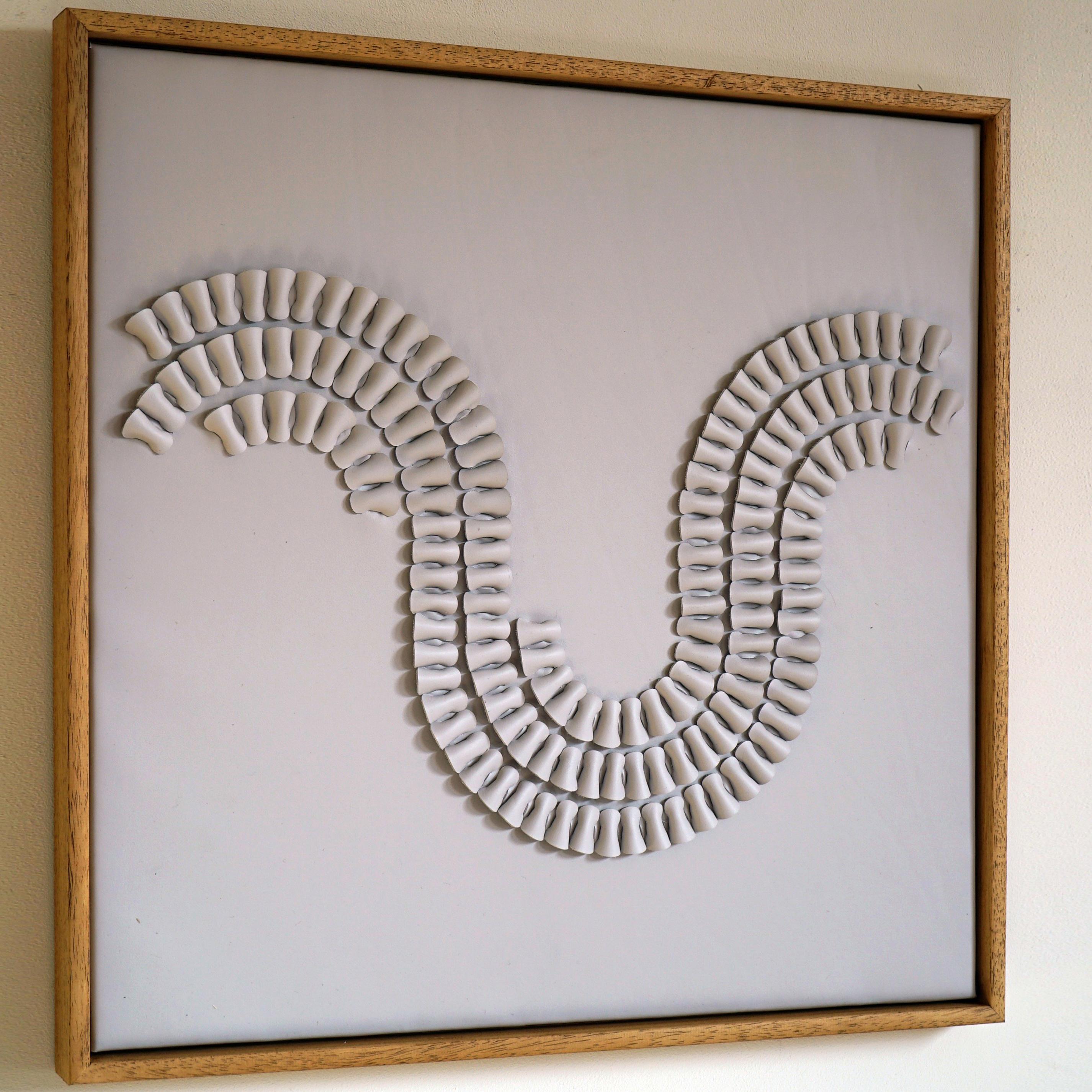 Volante:

Una pieza de arte escultórico tridimensional para la pared, diseñada y fabricada con dos capas de cuero crema, entretejidas por Louise Heighes. 
Las medidas son 21 x 21 pulgadas o 54 x 54 cm.

Estas obras de arte están fabricadas con dos