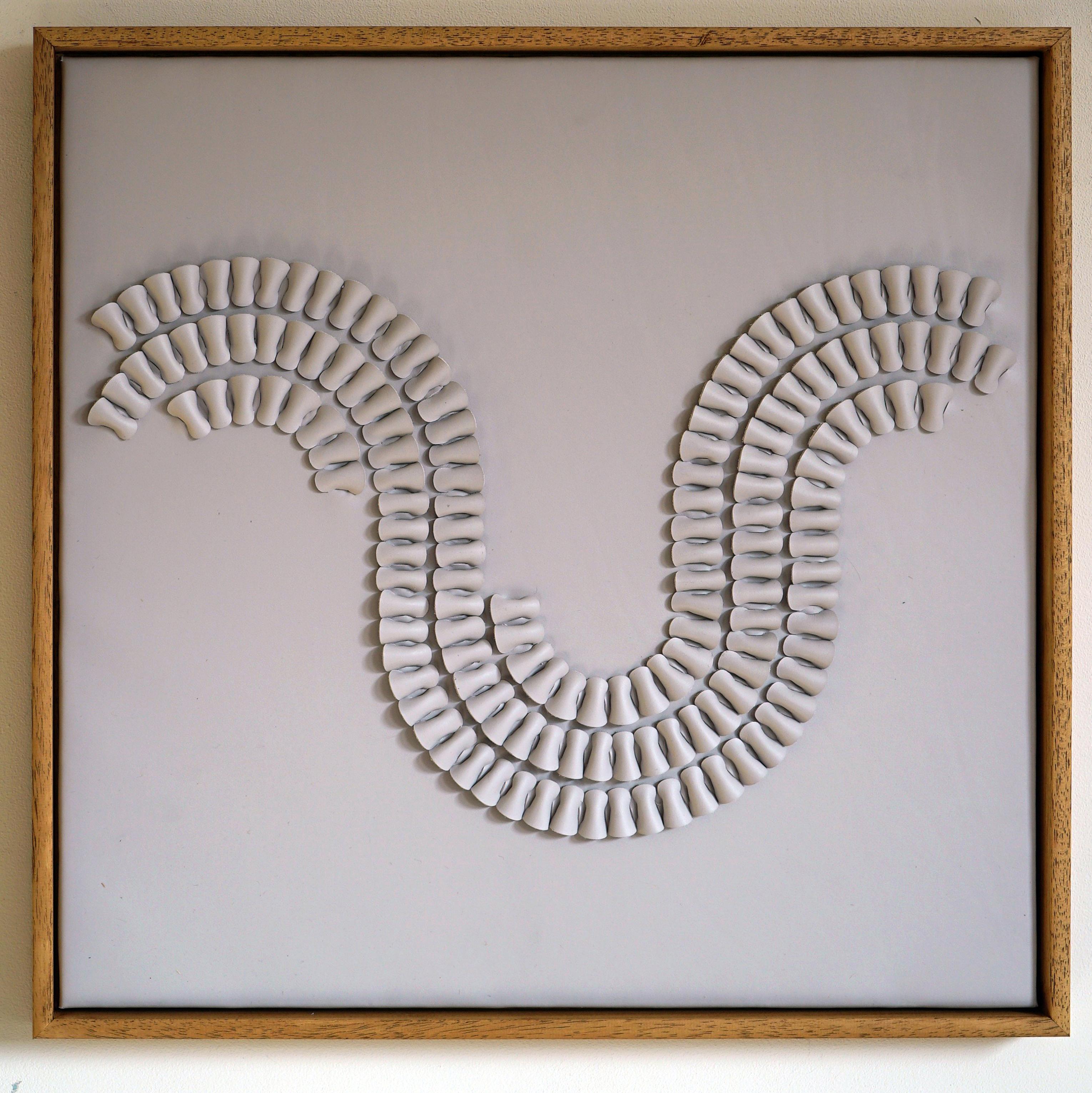Volante. Una pieza de Arte Escultórico 3D de Cuero Crema para la Pared Moderno en venta