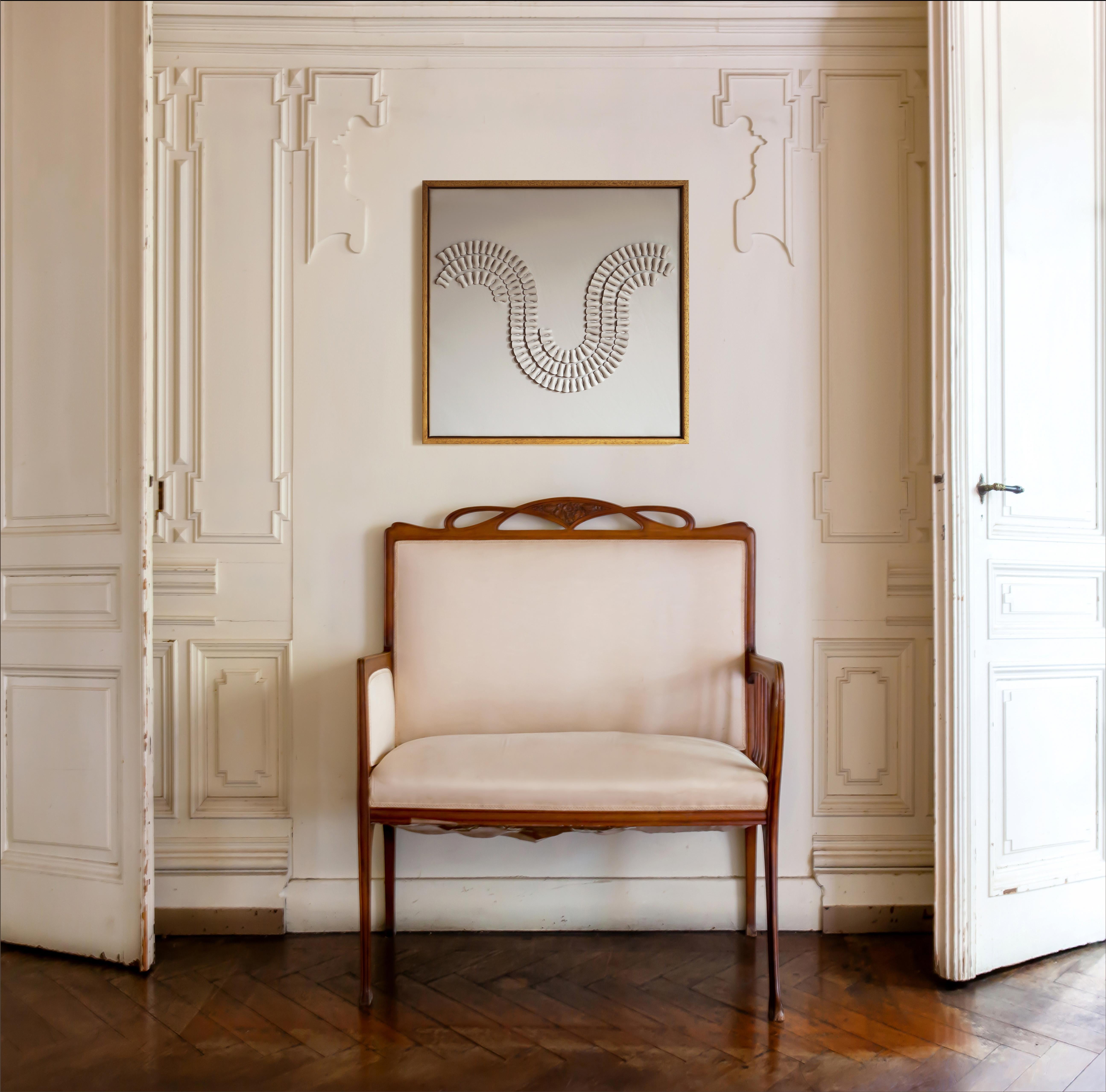 Volante. Una pieza de Arte Escultórico 3D de Cuero Crema para la Pared Británico en venta