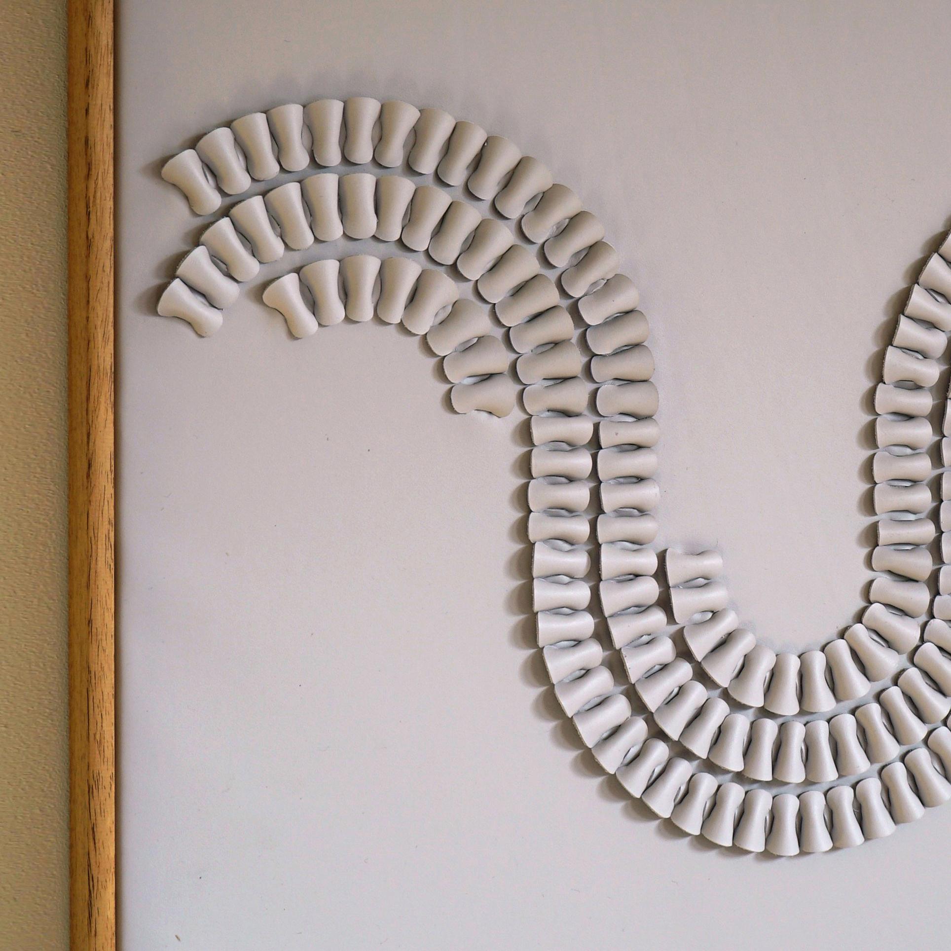 Volante. Una pieza de Arte Escultórico 3D de Cuero Crema para la Pared Hecho a mano en venta