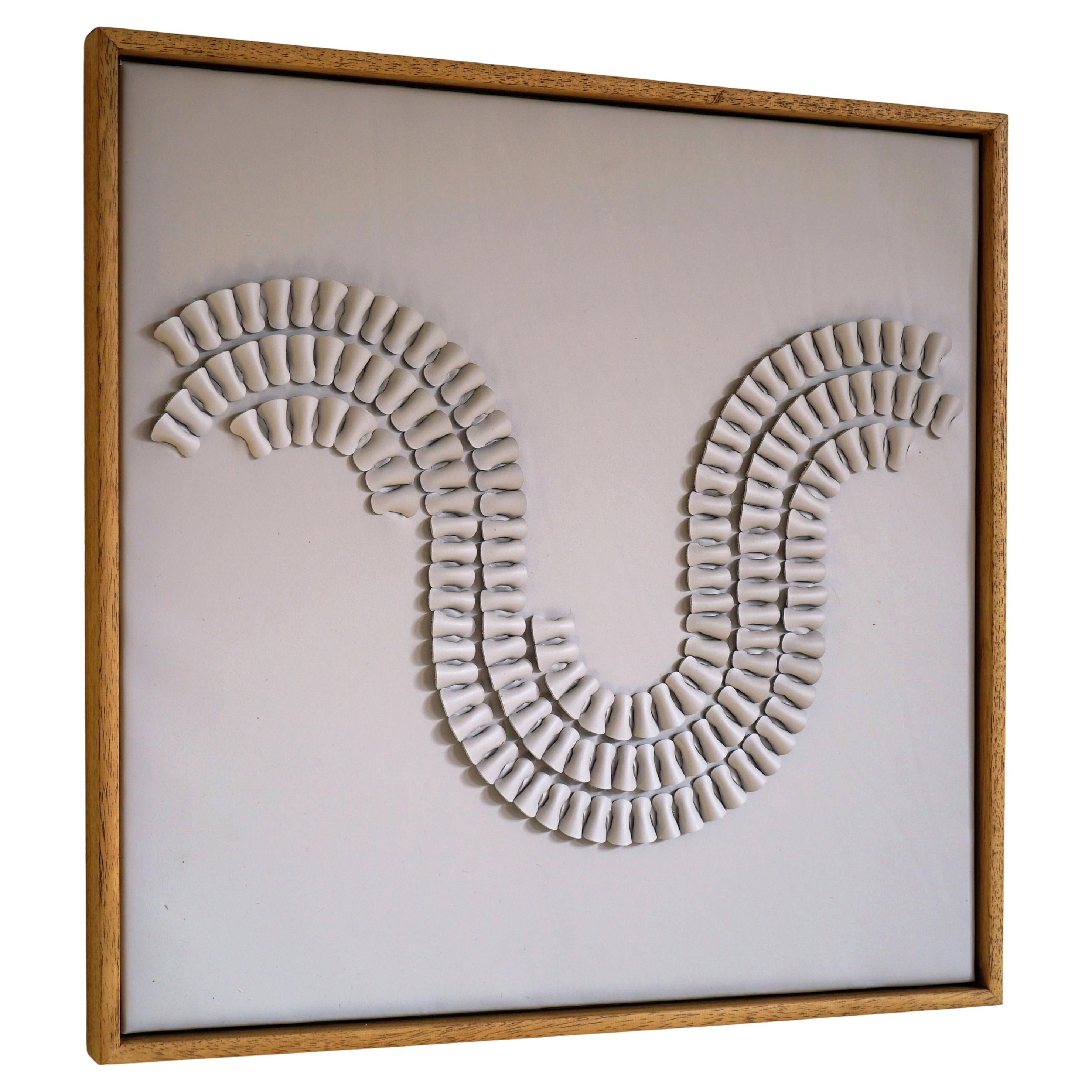 Volante. Una pieza de Arte Escultórico 3D de Cuero Crema para la Pared