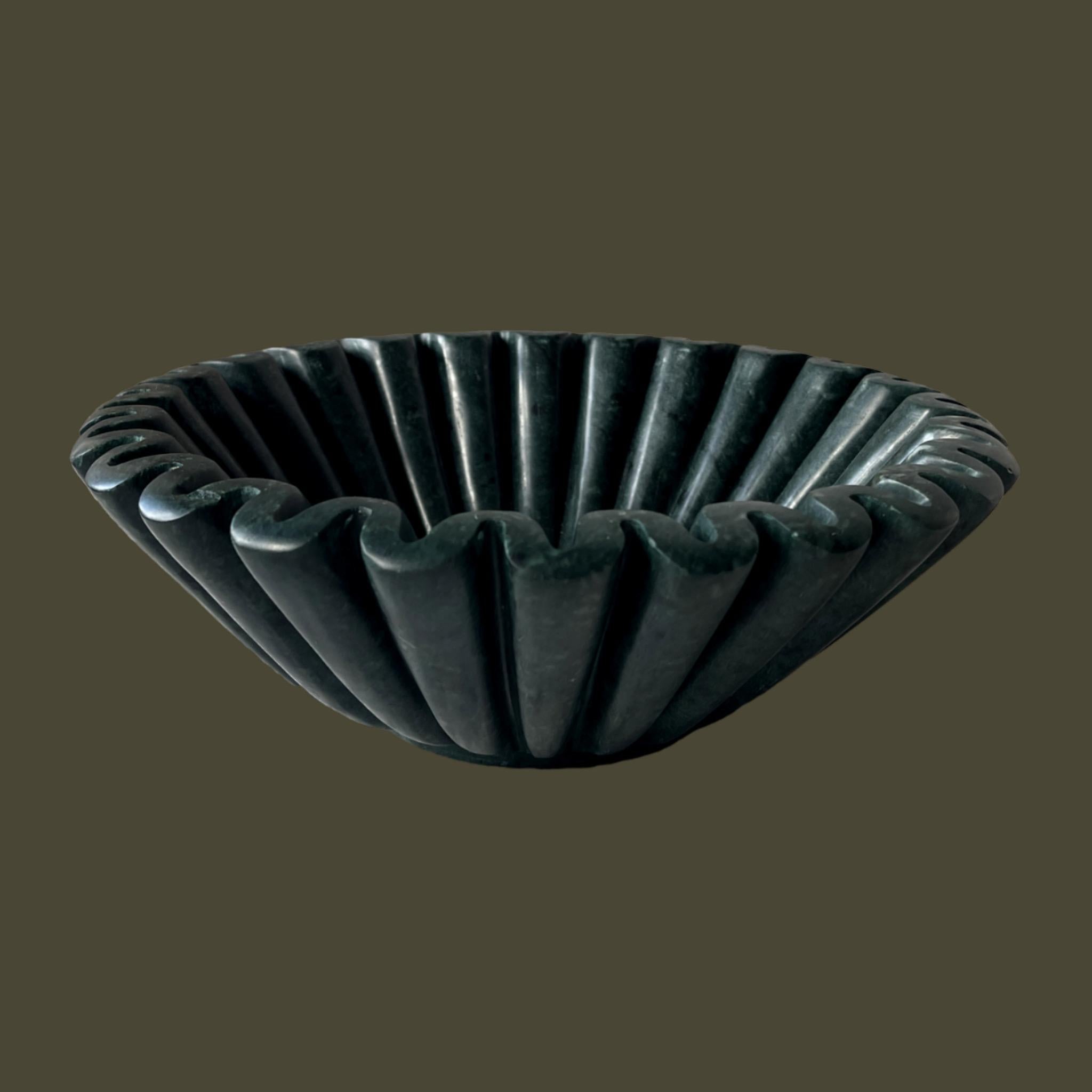 Schale mit Rüschen: Dunkelgrüner Schale aus Smaragdmarmor mit gefalteter Kante von Anastasio Home (Organische Moderne) im Angebot