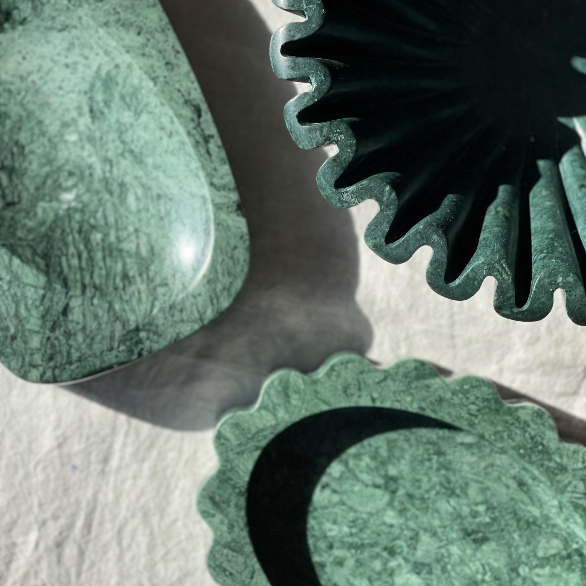 Schale mit Rüschen: Dunkelgrüner Schale aus Smaragdmarmor mit gefalteter Kante von Anastasio Home (Indisch) im Angebot