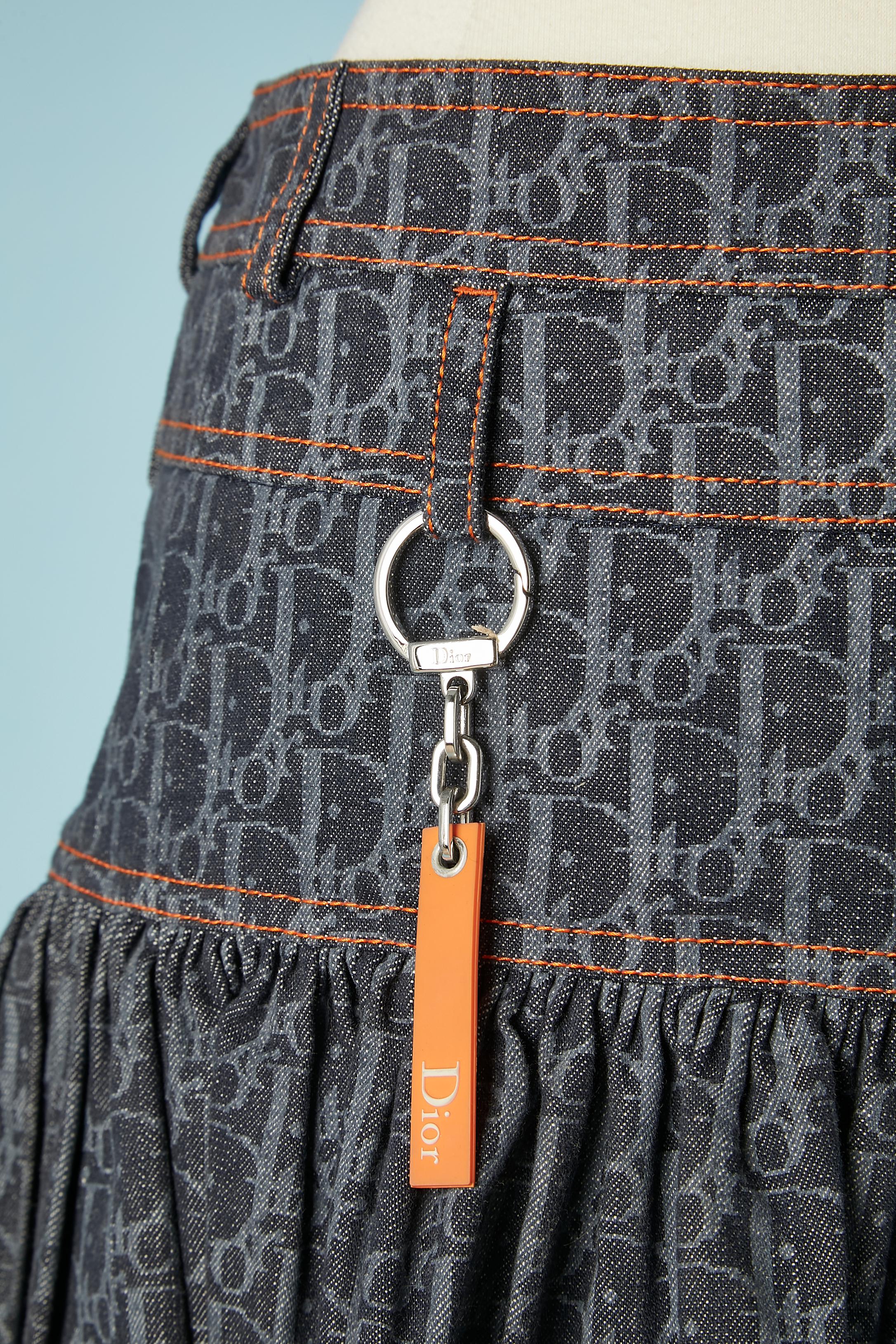 Ruffle skirt in branded cotton denim.Branded Key-holder metal ring attached to one belt-loop. 2 differents lines of belt-loop. zip and hook&eye in the middle back. Pockets. Branded studs to hold the brand on the back of the waist.
SIZE 36 (Fr) 4