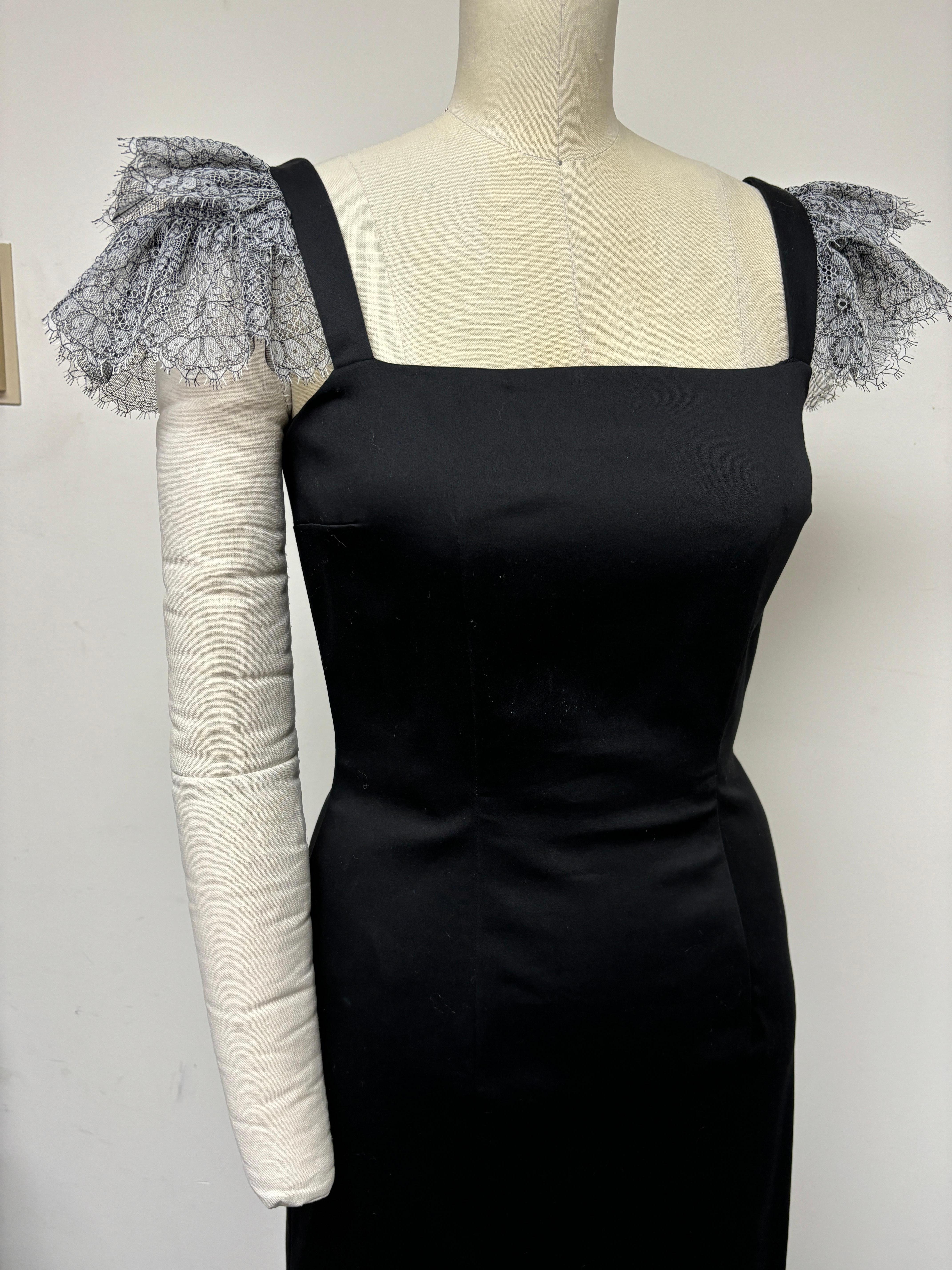 French Lace Ruffle Sleeve Slim Black Cotton Dress For Sale 3