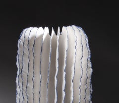 Sculpture en céramique bleue et blanche ressemblant à un cactus, Sandra Davolio