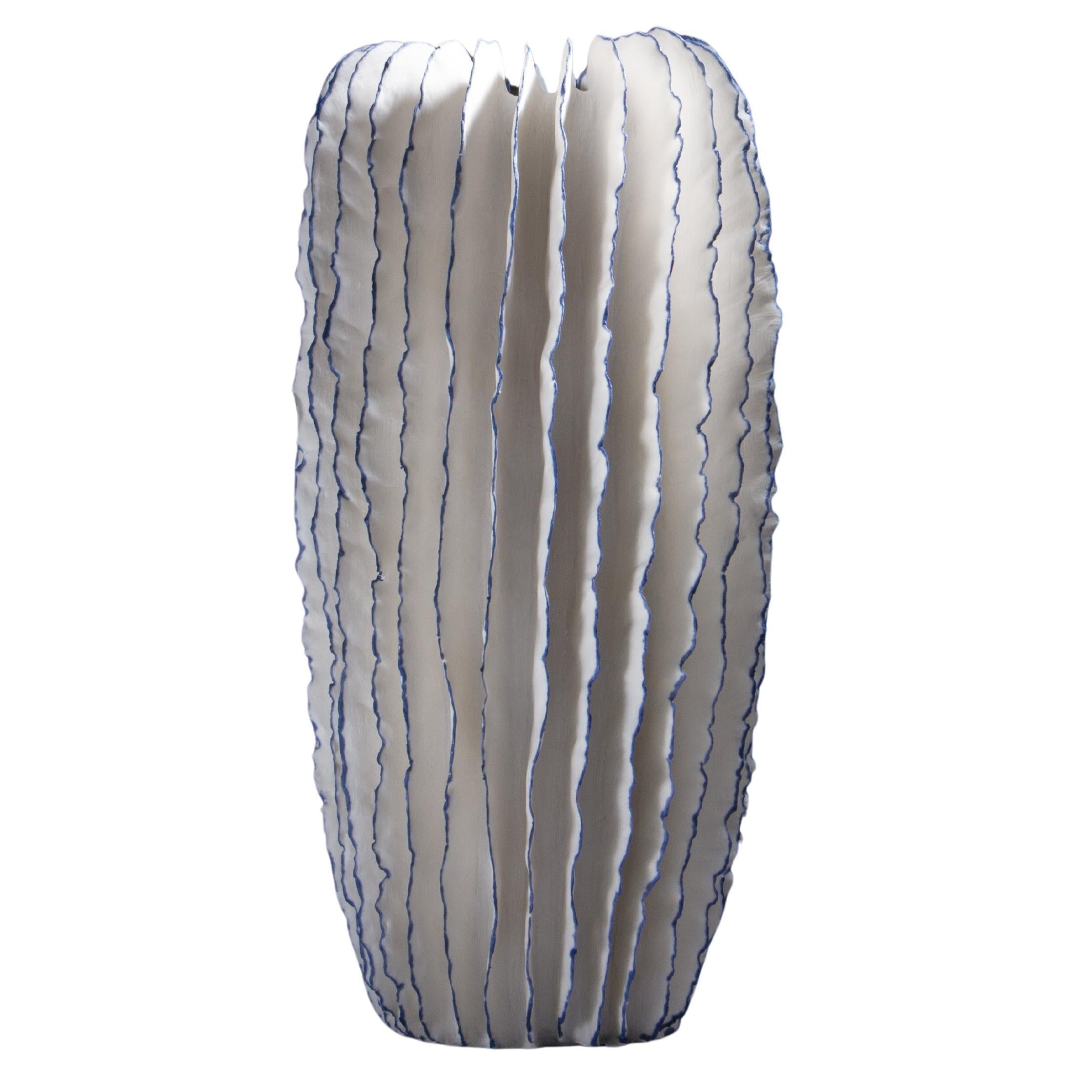 Sculpture en céramique bleue et blanche ressemblant à un cactus, Sandra Davolio