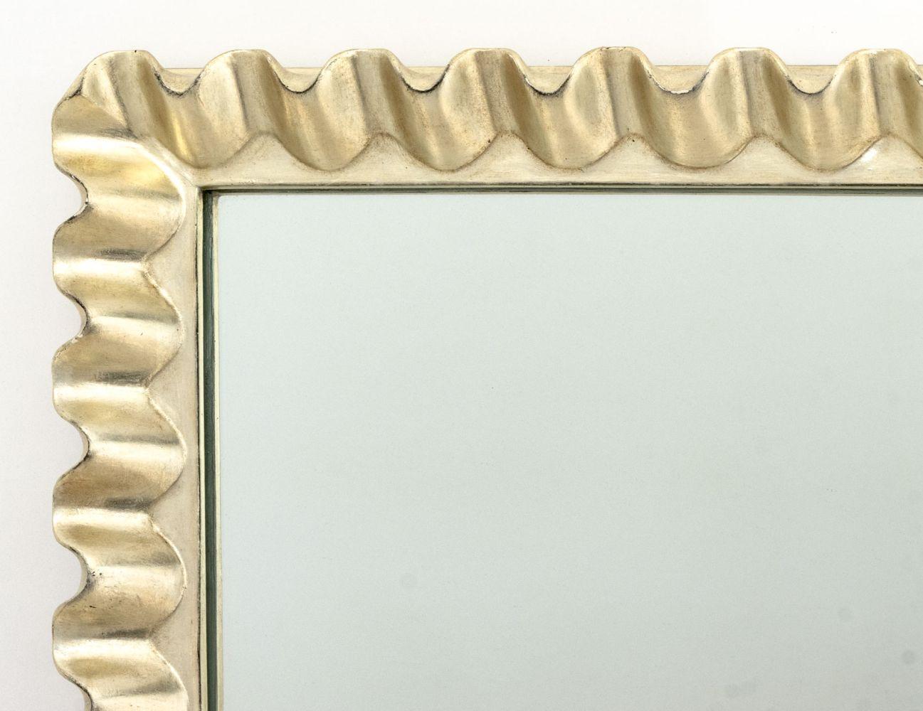 Specchio a figura intera con cornice in legno argentato e bordo increspato. Piastra a specchio: 65,5