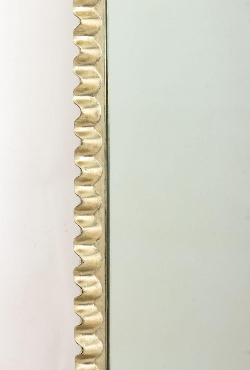 Moderno Specchio a figura intera in legno argentato con bordo increspato in vendita